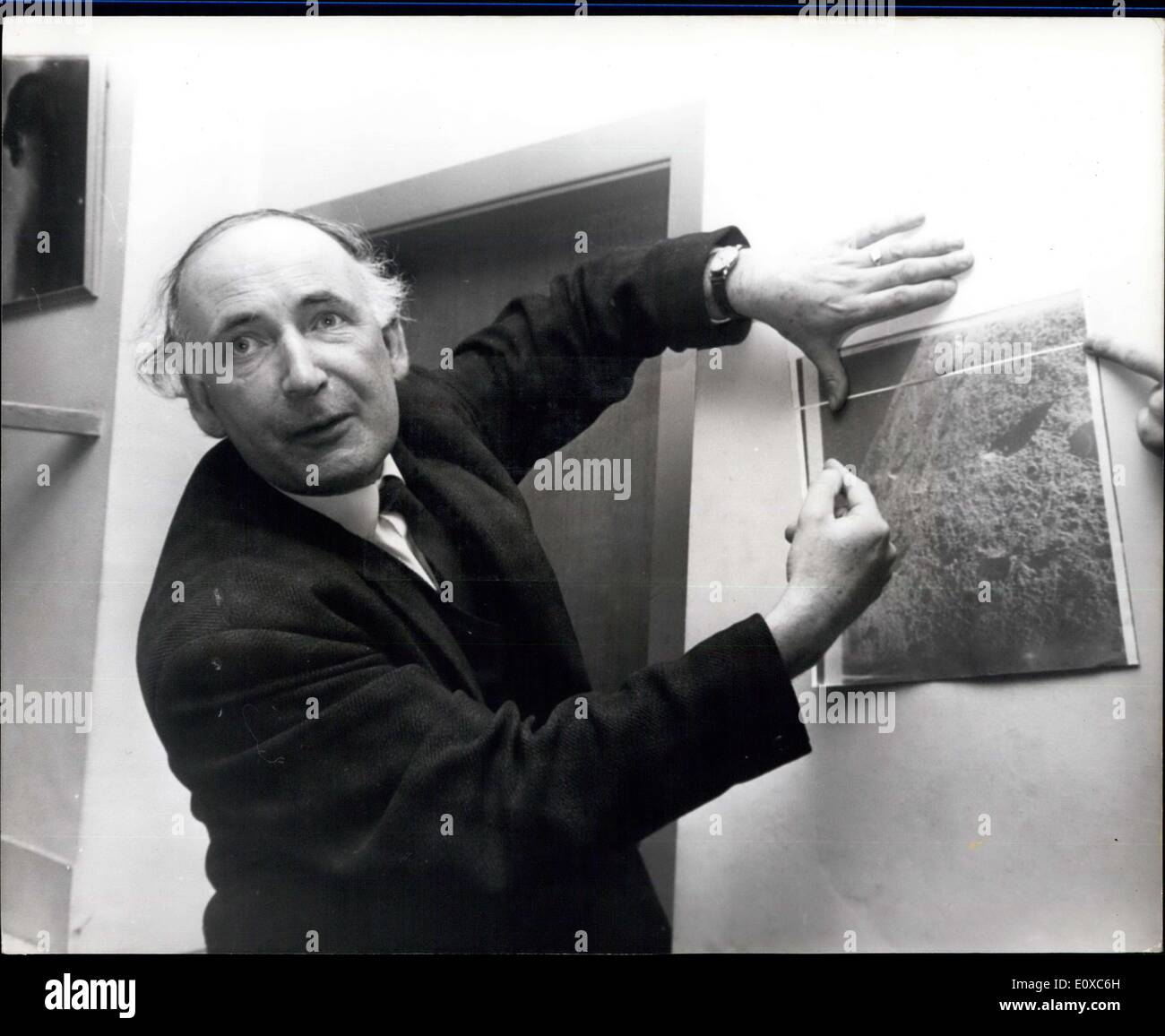 07 février 1966 - Photos de la Lune a reçu à l'Observatoire Jodrell Bank : l'histoire a été faite à l'Observatoire Jodrell Bank, la station de poursuite de l'espace-, lorsque les images de la surface de la lune ont été reçues il y a le vendredi, à partir de la Luna les tempêtes. Heureux les scientifiques de l'Observatoire Jodrell Bank capturé les images par ''toucher'' le flux de signaux retransmis à la Russie par Luna-9. Les signaux ont été convertis sur une photo standard-machine de réception des types utilisés dans les bureaux des journaux Banque D'Images