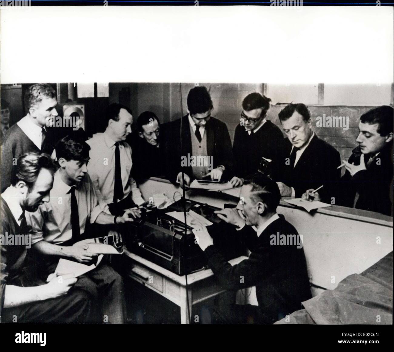 07 février 1966 - Photos de la Monn reçu à Observatoire Jodrell Bank : l'histoire a été faite à l'Observatoire Jodrell Bank, la station de poursuite dans l'espace, quand les images de la surface de la lune ont été reçues il y a le vendredi, à partir de la Luna-9 le vaisseau russe maintenant stationnés sur l'océan des tempêtes. Heureux les scientifiques de l'Observatoire Jodrell Bank capturé les images par 'tapping' les flux de siganls à la Russie par Luna-9. Les signaux ont été convertis sur une photo standard-machine de réception des types utilisés dans les bureaux des journaux. Photo montre. La réception de la première photo de la lune à l'Observatoire Jodrell Bank le vendredi Banque D'Images