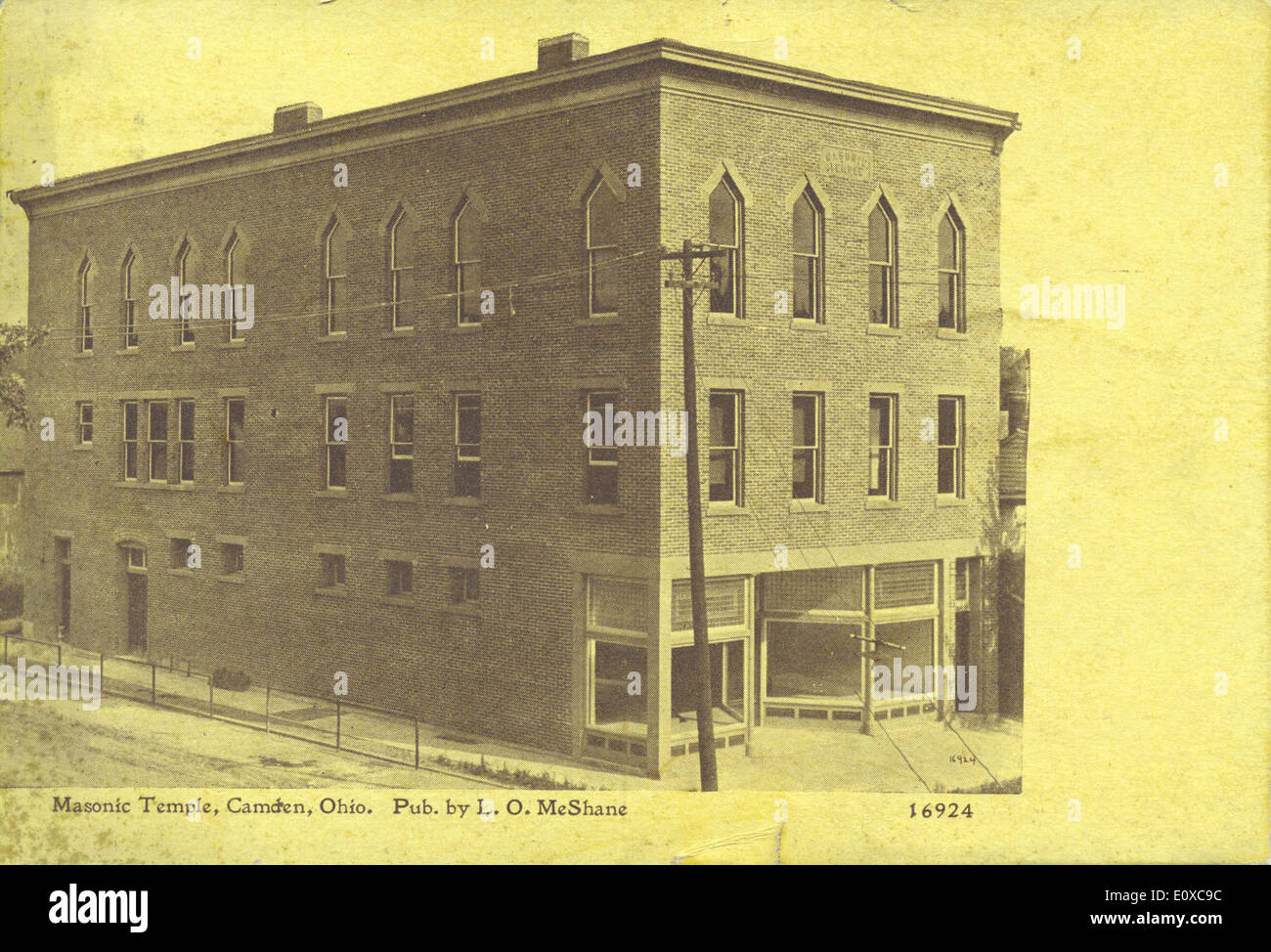 Cette carte postale vintage de Camden, Ohio, présente le Temple maçonnique, un bâtiment de pavillon fraternel important. Il reflète le style architectural et l'importance culturelle des bâtiments maçonniques dans les petites villes d'Amérique au début du XXe siècle. Banque D'Images