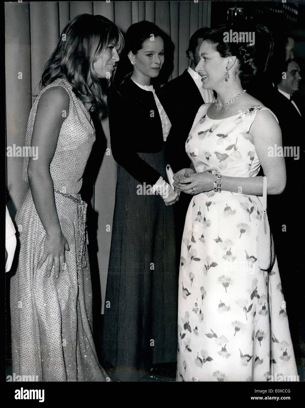 Avril 04, 1966 - La princesse Margaret pour Premiere : Son Altesse Royale la princesse Margaret la nuit dernière a assisté à la première du film ''Dr. Jivago'', à l'Leicaster Square, Londres. Photo montre Princess Margarett parle Julie Christine et Geraldine Chaplin nuit de premiere. Banque D'Images