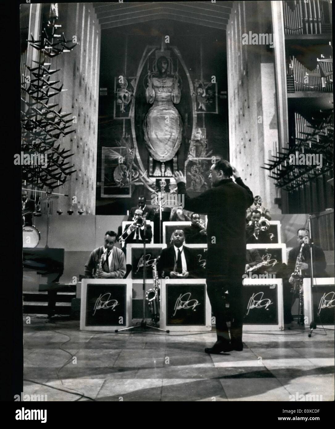 Le 21 février 1966 - 21-2-66 Duke Ellington Concert à la cathédrale de Coventry. Duke Ellington et son orchestre a donné aujourd'hui un programme de télévision spéciale de la musique Jazz, dans la cathédrale de Coventry. Le concert comprenait la première performance en Europe de Duke Ellington's Suite Au commencement, Dieu et ABC Television, qui étaient responsables de l'organisation de ce concert, l'espoir à l'écran l'enregistrement le dimanche de Pâques. Photo : Keystone montre Duke Ellington mène son orchestre pendant les répétitions dans la cathédrale de Coventry aujourd'hui. Banque D'Images