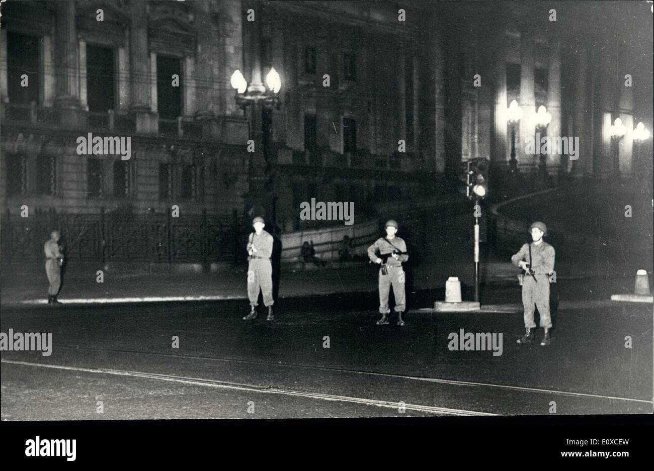 Juin 06, 1966 - Le parlement argentin est fermé. Les commandants militaires commandé durant la nuit de la révolution d'occuper le Parlement et ici sont des soldats autour de l'immeuble. Banque D'Images