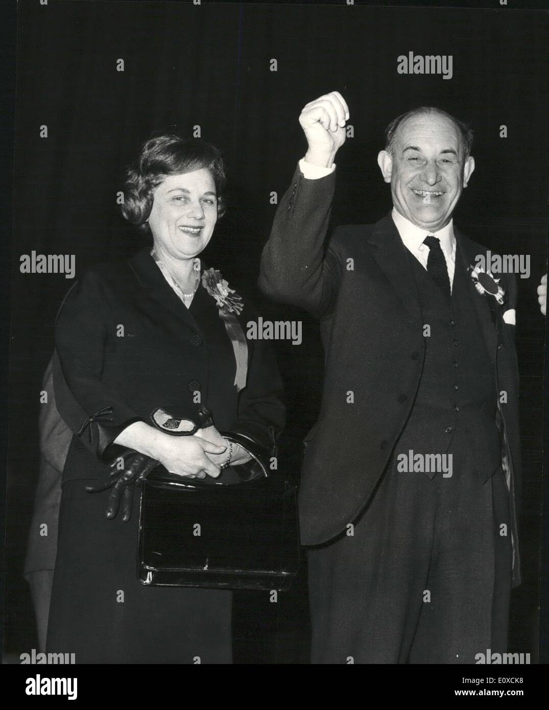 Avril 04, 1966 - Travail remporte l'élection générale. Patrick Gordon Walker gagne Leyton. Hier dans le élection générale, - M. Patrick Gordon Walker a une majorité de 8 646 à Leyton, Londres, où il a perdu un siège tenu lors d'une élection partielle l'année dernière. Photo montre :  Monsieur Patrick Gordon Walker est vu avec sa femme la nuit dernière, après avoir remporté pour la main-d'Leyton avec une majorité de 8 646. Banque D'Images