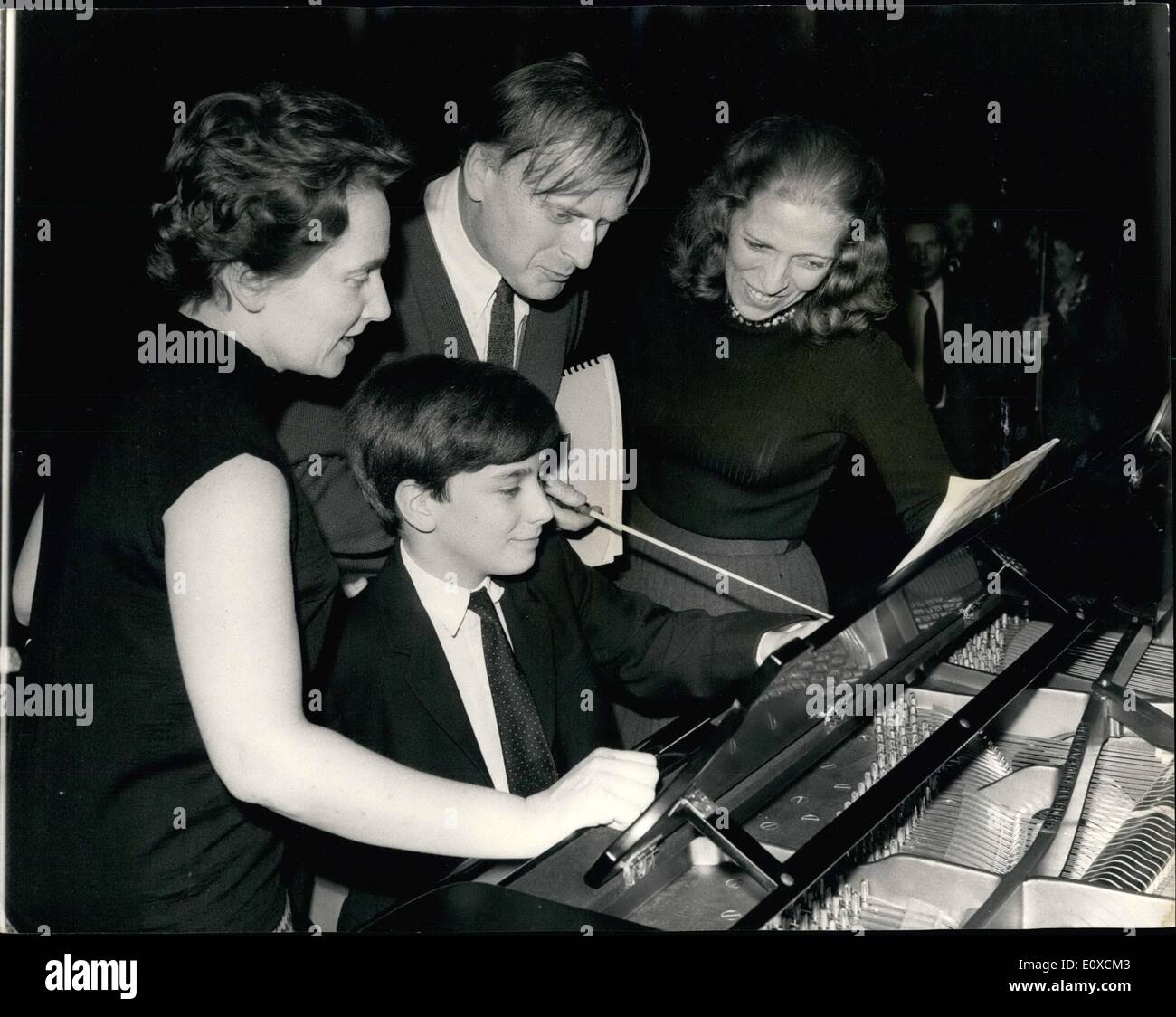 Avril 04, 1966 - l'anniversaire de Menuhin à répéter pour les concerts- le célèbre violoniste Yehudi Menuhin, du cinquantième anniversaire, concert a lieu ce soir au Royal Festival Hall, à l'aide de son école de musique en jeu d'Abernon. Pendant le concert, Yehudi Menuhin effectuera ses deux sœurs, Yaltah et Hephzibah, et son fils de 14 ans Jeremy dans le trois-Mozart concerto pour piano. Le Concert marque également Jeremy's débuts à Londres en tant que pianiste de concert. Photo montre Banque D'Images