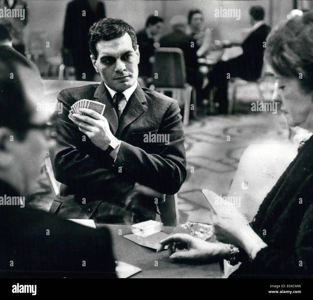 Avril 04, 1966 - L'Acteur Omar Sharif participe à un tournoi Pont de Londres : le nom sur la liste des joueurs de bridge international lire simplement ''O. Shrif'' - mais il a appartenu à une personne mieux connu à l'extérieur de l'atmosphère raréfiée de pont. Pour l'obscurité bel homme assis avec 143 autres joueurs à Londres hier, c'était l'acteur du film Omar Sharif, le 33-year-old - égyptien né acteur qui sera bientôt vu dans le rôle titre dans le film ''Dr. Jivago'', qui a une premiere Royale à Londres ce mois-ci. M. Banque D'Images