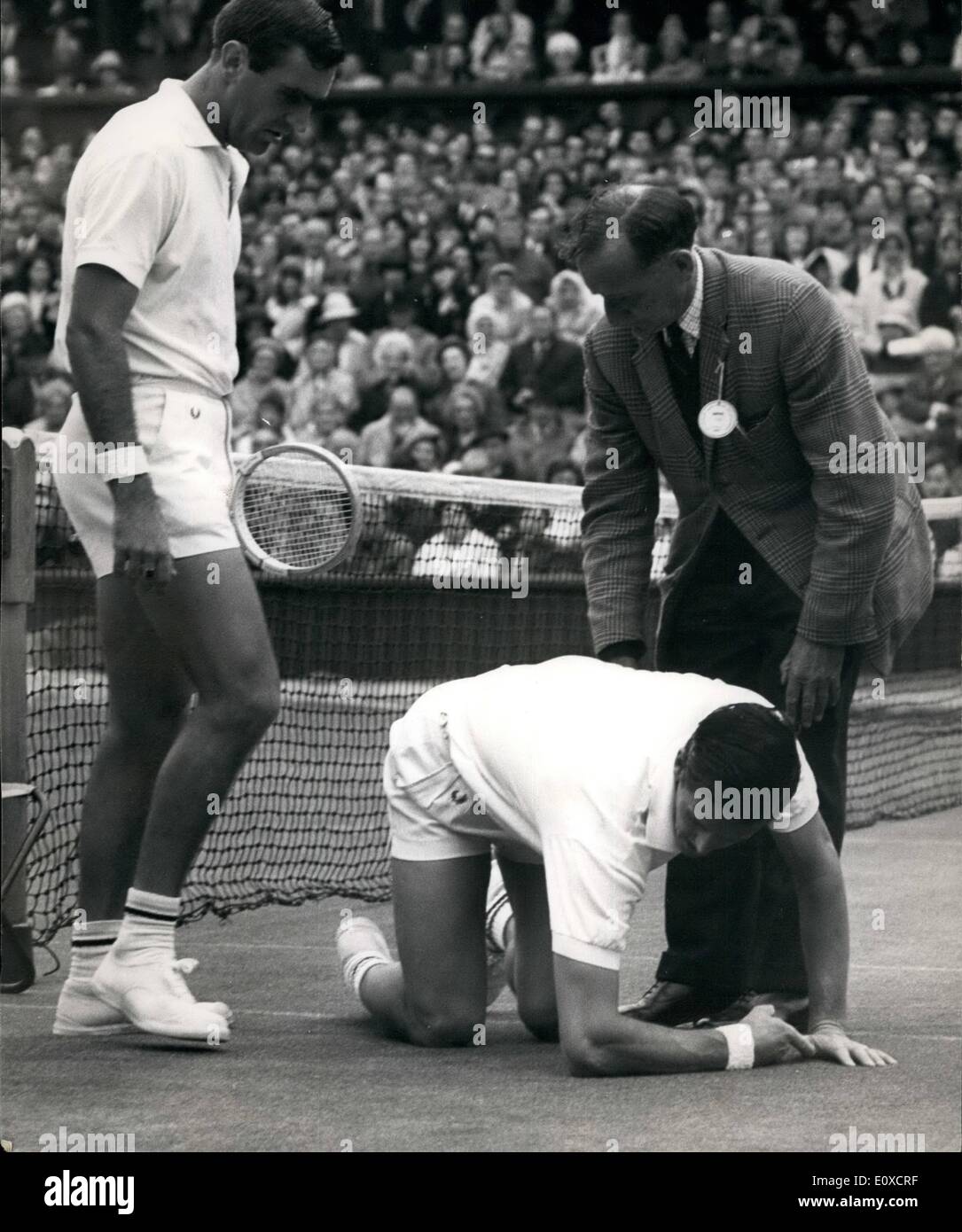 Juin 06, 1966 - Sensation à Wimbledon-Roy Emerson battus : Au cours de son match contre des frères-australien, O. K. Davidson, Roy Emerson, le n° 1, en se précipitant pour le net pour retourner un tir, a glissé et s'est emmêlée avec microphone, Ball boy et stand du juge-arbitre. Son adversaire se précipita dessus pour voir si il était blessé, et après quelques minutes, Emerson a été en mesure de jouer à nouveau. Après le match, dans lequel Emerson a été battu par Davidson, Emerson est allé à l'hôpital pour un check-up. Photo montre. Roy Emerson en photo après sa avait glissé en se précipitant o retourner un shot, à gauche est O.K Banque D'Images