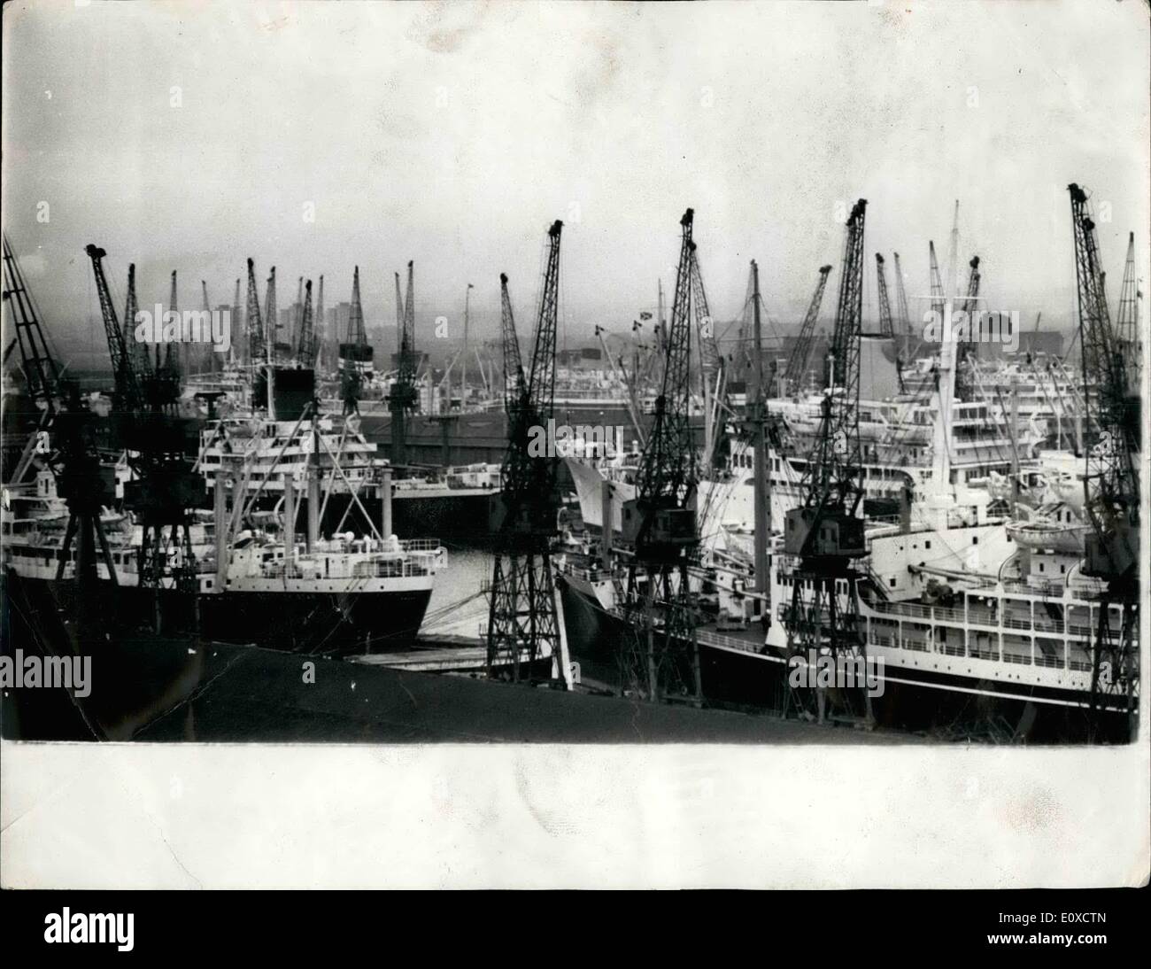 Juin 06, 1966 - Le 43e jour de la grève des marins. Photo montre aujourd'hui est le 43e jour de la grève des marins - cette photo prise aujourd'hui indiqué nom de ces navires au London's Le Roi George V, et Royal Albert Docks. Banque D'Images