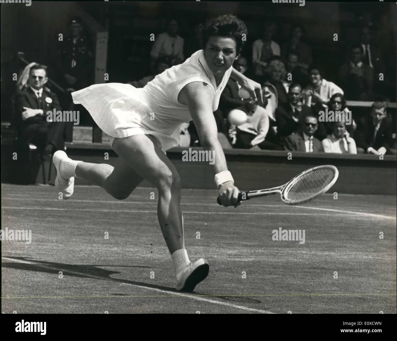 Juin 06, 1966 - Tennis à Margarett Double mixte gagnant. Margaret Smith gagne avec K.N. Fletcher, de l'Australie. Photo montre une amende Banque D'Images