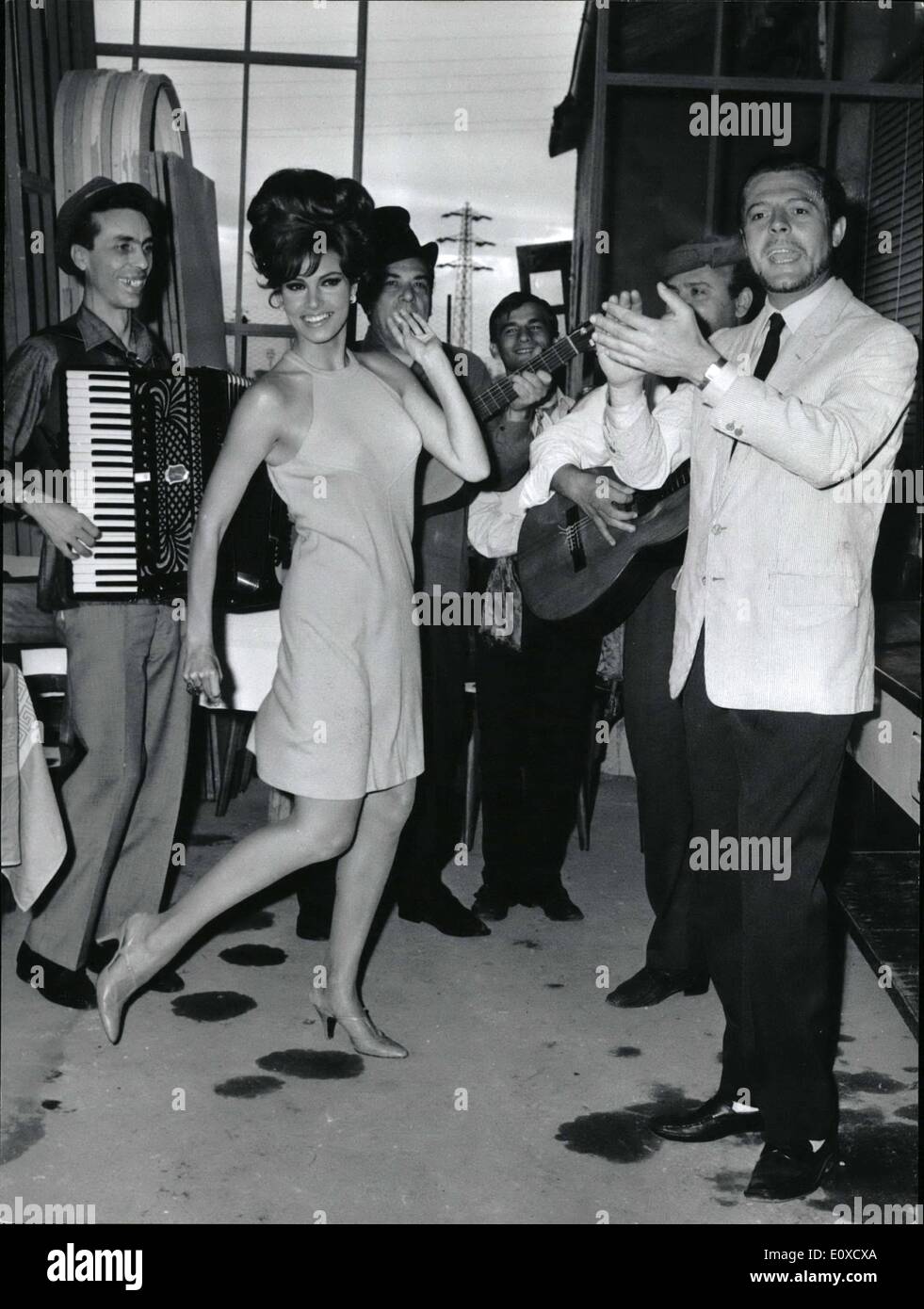 Je Ne Comprends Pas En Italien Juin 06, 1966 - Une partie de la presse de parti Marcelle Mastroianni ?  Raquel Welch et Eduardo De Filippo, a eu lieu sur le tournage du film  ''Shoot puissant, plus fort...