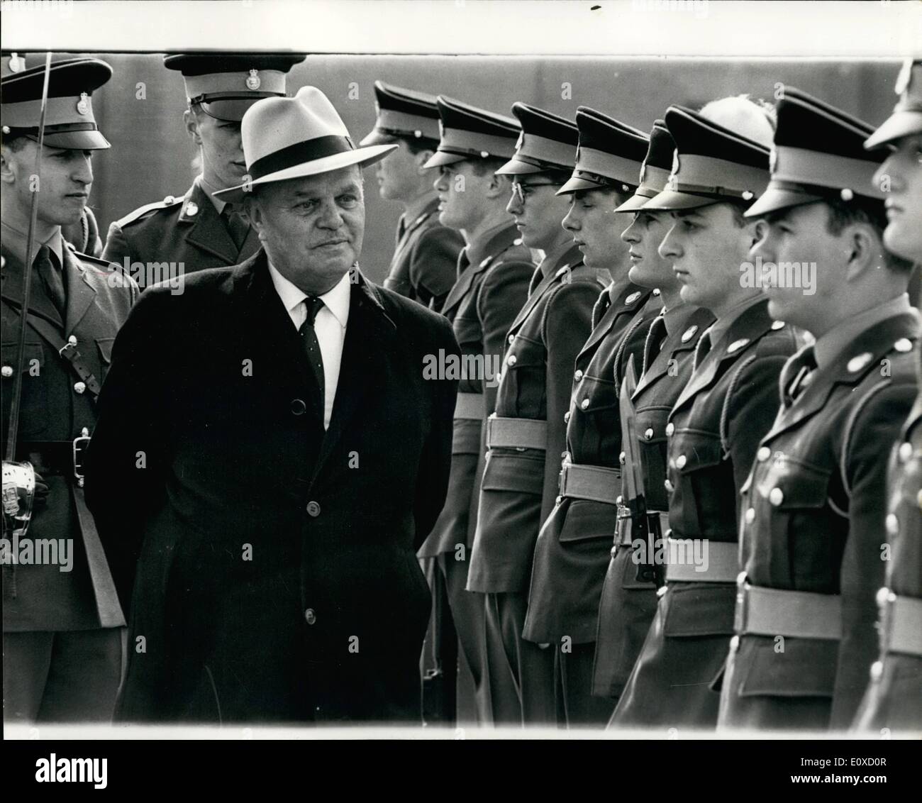 Avril 06, 1966 - 6-4-66 Monsieur Billy Butlin a salute à Aldershot. Monsieur Billy Butlin, le roi d'un camp de vacances, vu l'examen de troupes à Aldershot hier, quand il est devenu le premier civil pour le salut à l'assemblée annuelle de l'armée depuis mars Corps Cateing Régiment Junior. Il a été invité à prendre le salut comme un leader de la restauration d'industryÃ Banque D'Images