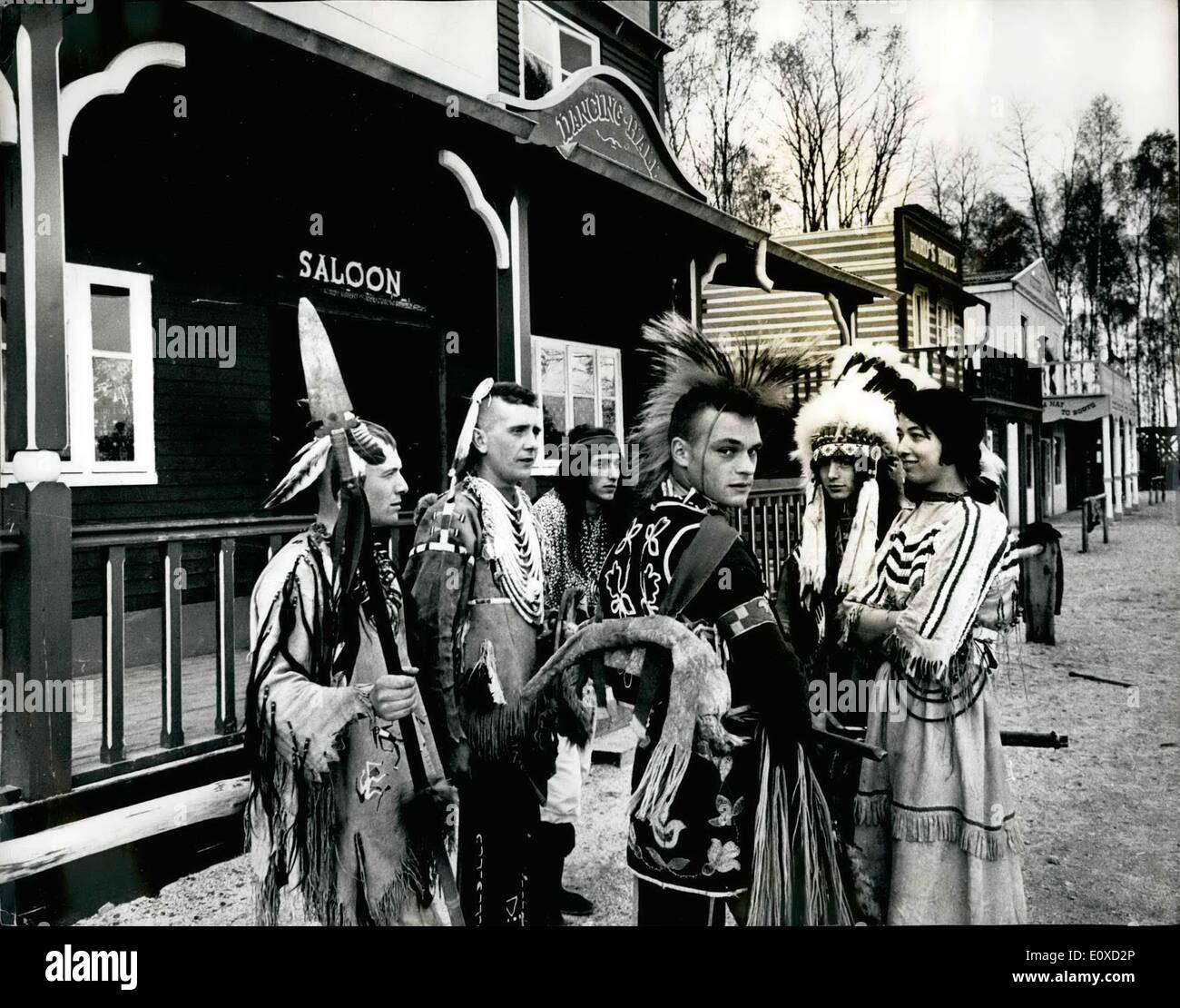 Avril 26, 1966 - Une touche de l'ancien à Paris Ouest - Bob Mottura, 37 ans, décorateur d'intérieur Italien - il a été donné le nom de BIG WHITE CROW par un chef indien Sioux - a établi des Fleurines Gulch, une copie authentique d'un ancien poste de traite et de l'Ouest Redskin réservation, 27 miles au nord de Paris. Il a équipé avec un ravin Fleurines rue principale traditionnelle. Il dispose d'un bureau du shérif, hotel, Barber's shop et croque idéalement situé à côté de la concessionnaire des armes à feu Banque D'Images
