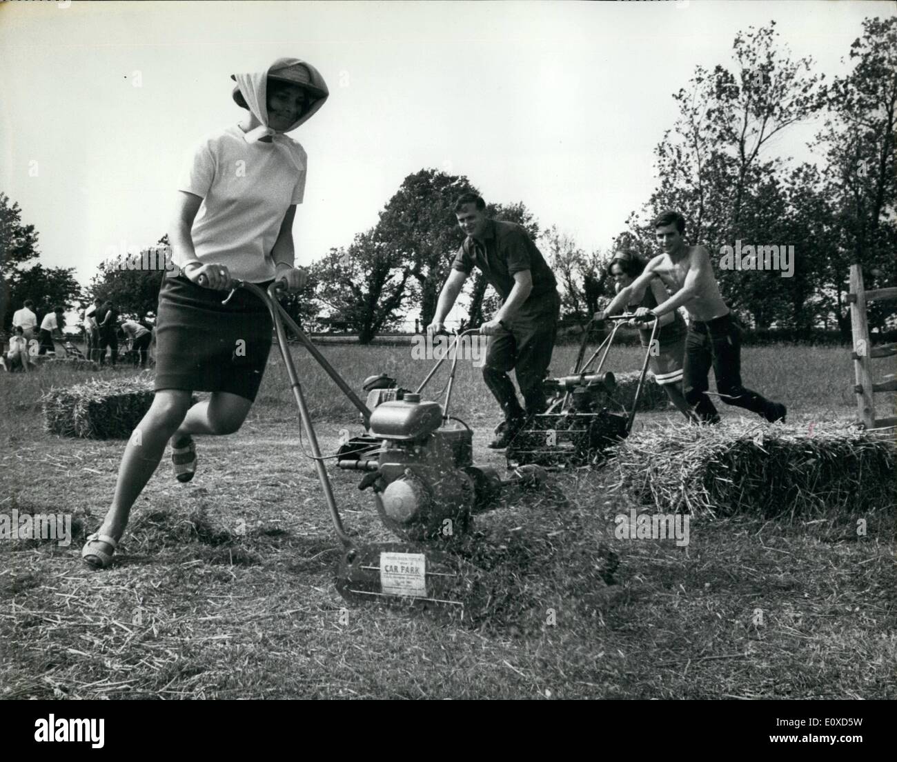 Juin 06, 1966 - Grand Prix de la tondeuse : Michael Smith a fait une bonne partie d'un champ fauché pour rien hier. Il a prêté un champ à un groupe de jeunes qui energitie ont tenu une motofaucheuse grand prix à Sarre, dans le Kent - un match de championnat du monde, ils l'ont appelé. Ils ont anéanti une ronde 250-cour circuit et couper le gazon en un rien de temps. Mais pas sans incidents. Certaines tondeuses à gazon a refusé de démarrer, l'autre bloqué ceux qu'il avait commencé, et un troisième a pris feu et a dû être refroidi à l'aide d'un sac humide Banque D'Images