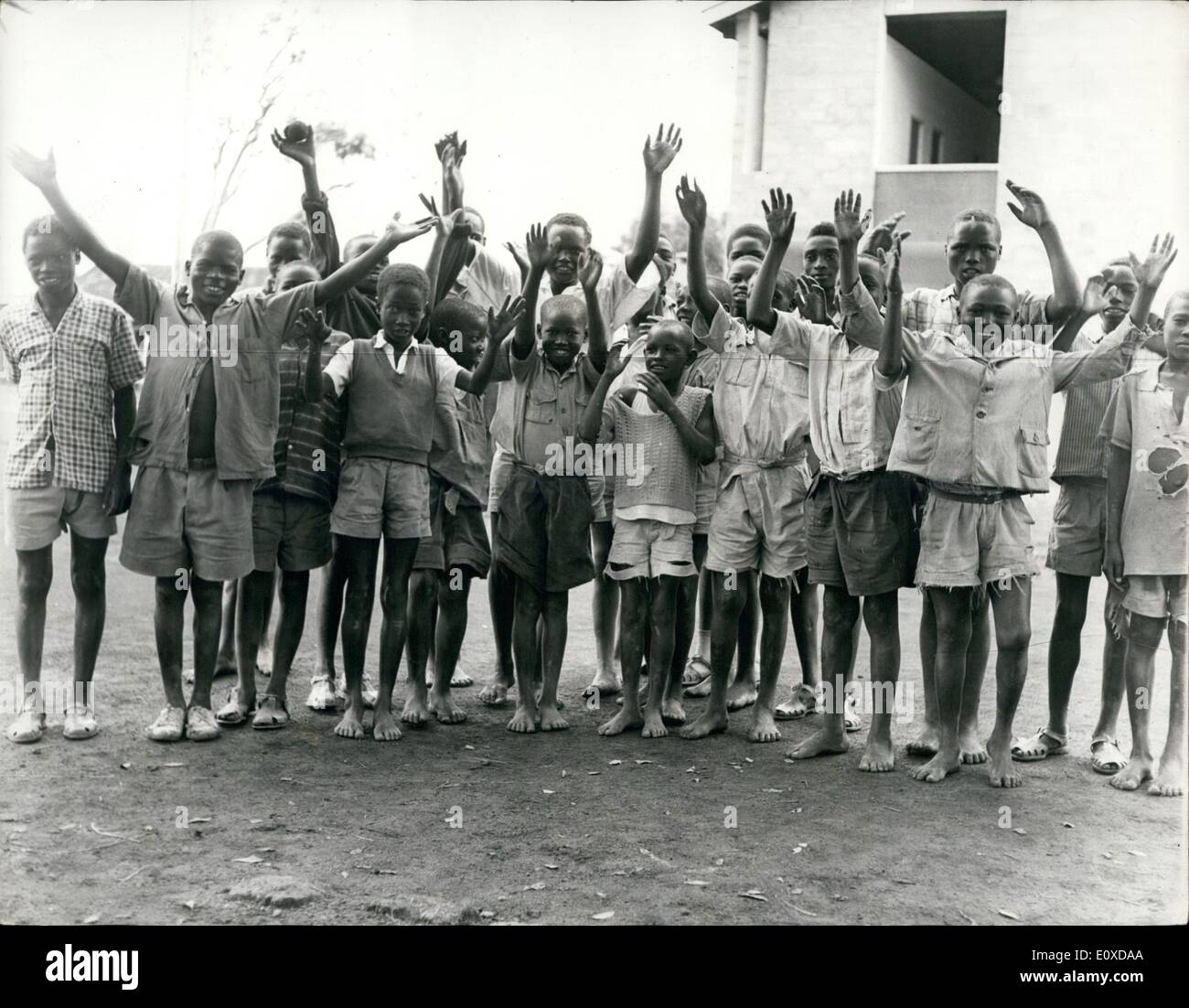 05 mai 1966 - enfants esclaves sauvés des camps de travail : Trente-deux enfants, qui il y a quelques années ont été arrachés à leurs villages pour travail forcé Dhikuli dans les forêts tanzaniennes, sont arrivés à Nairobi après avoir été rapatrié à la demande du gouvernement du Kenya, et sont en voie d'être réunis avec leurs parents, frères et sœurs. L'âge varie de 11 à 19 ans, les garçons sont arrivés à Nairobi à la fin de semaine après avoir été traqué par les autorités tanzaniennes qui les a découverts dans un ''camp de travail'' près d'Arusha Banque D'Images