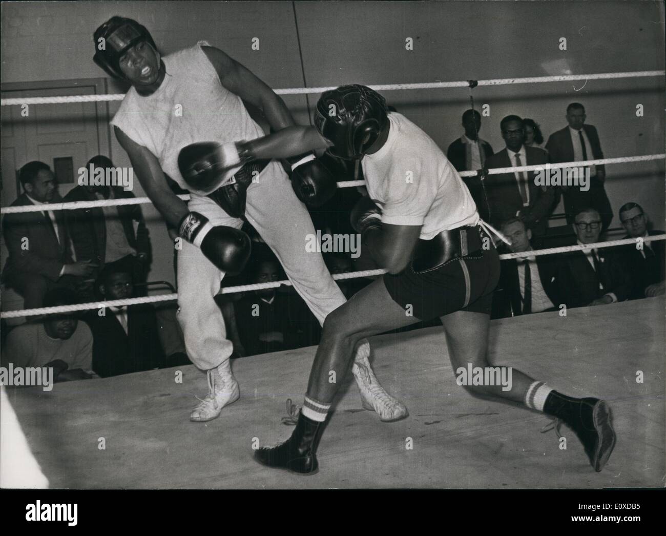 Mai 05, 1966 - Les Trains Cassius Clay Cooper pour combattre : World Heavyweight Champion, Cassius Clay, Mohamed Ali, , a été aujourd'hui traini Banque D'Images