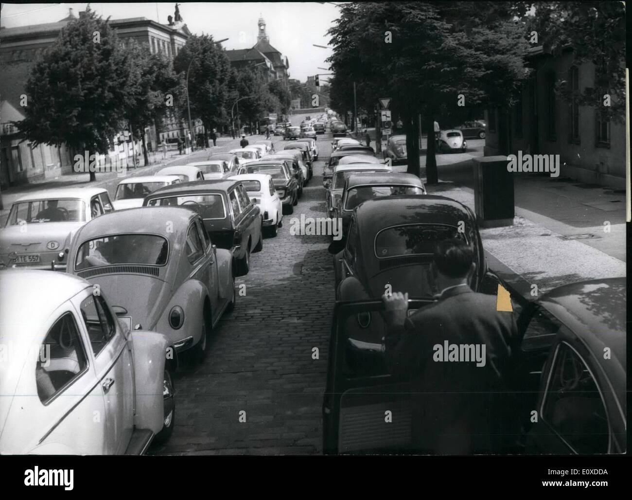 05 mai 1966 - Pentecôte passeport dans Berlin. Dans la Pentecôte action 600 000 passeports Berliner verront leurs relations dans Eastberlin ils, doit attendre un long moment sur le oheck - points de leurs voitures. Photo montre des voitures dans une longue ligne à l'arrivée - point Invaliden Street. Banque D'Images