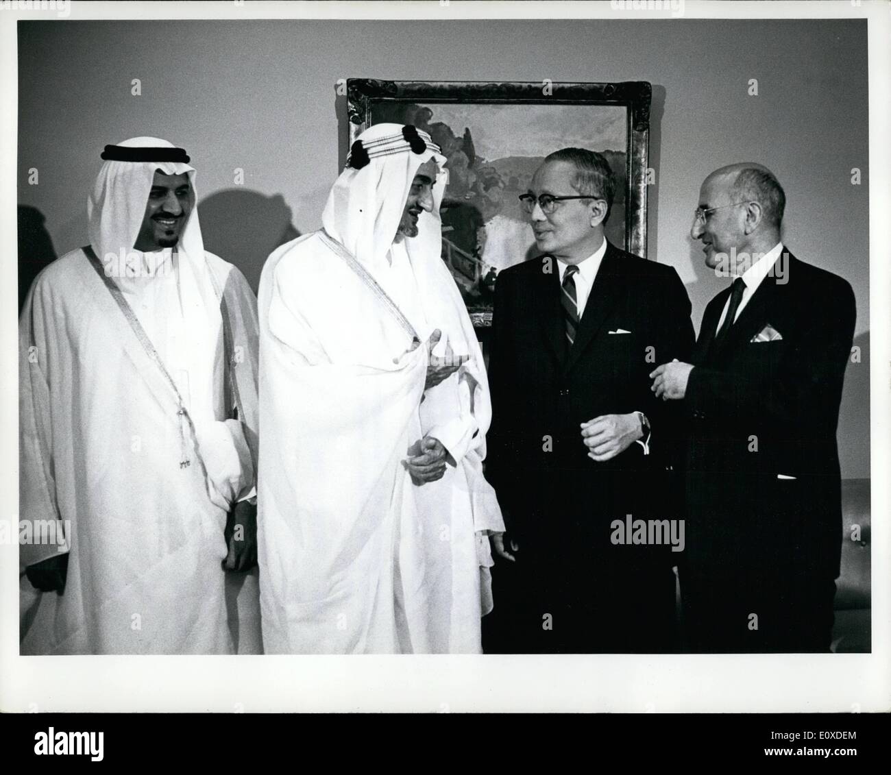 Juin 06, 1966 - Sa Majesté Faisal Bin Abdulaziz visites SIÈGE DES NATIONS UNIES : Sa Majesté Faisal Bin Abdulaziz, Roi d'Arabie Saoudite, a effectué une visite officielle au siège de l'Organisation des Nations Unies aujourd'hui. Il était accompagné dans sa visite par le ministre de la Défense, le Prince Sultan Bin Abdulaziz ; un conseiller Royal ; et le Représentant permanent adjoint de l'Arabie saoudite auprès de l'Organisation des Nations Unies, M. Jamil Baroody, lors de sa visite, le Roi Faisal a discuté avec le Secrétaire général et a été son invité lors d'un déjeuner. King Faisal conversant avec Secretary-Genral U Thant Banque D'Images