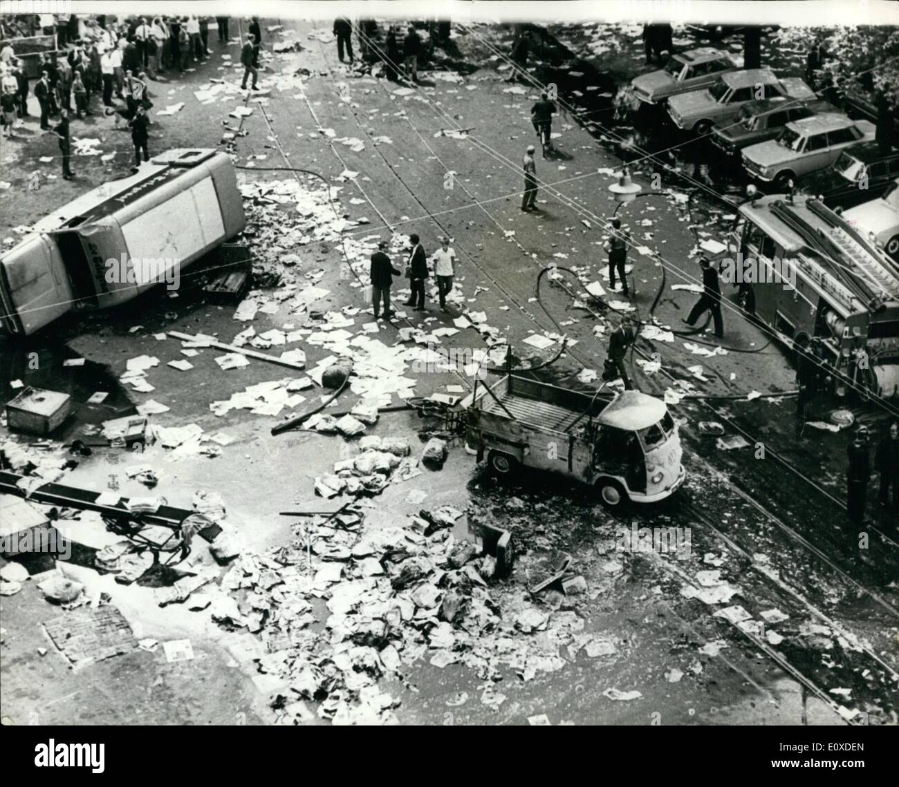 Juin 06, 1966 - La police tire sur des ouvriers du bâtiment de démonstration à Amsterdam. : La police a tiré un building workers démontrant près du Palais Royal à Amsterdam aujourd'hui. Six personnes ont été blessées. Les travailleurs, irrité par la mort d'un plâtrier la nuit dernière après que la police se sont affrontés avec les travailleurs protestaient contre une réduction de la prime de vacances d'été. Plus tôt, ils ont saccagé par la ville, pour l'incendie d'un camion et brisant les vitres des bureaux d'un journal. Photo montre journal néerlandais camions qui ont été renversées et certains brûlés par la manifestation d'Amsterdam. Banque D'Images