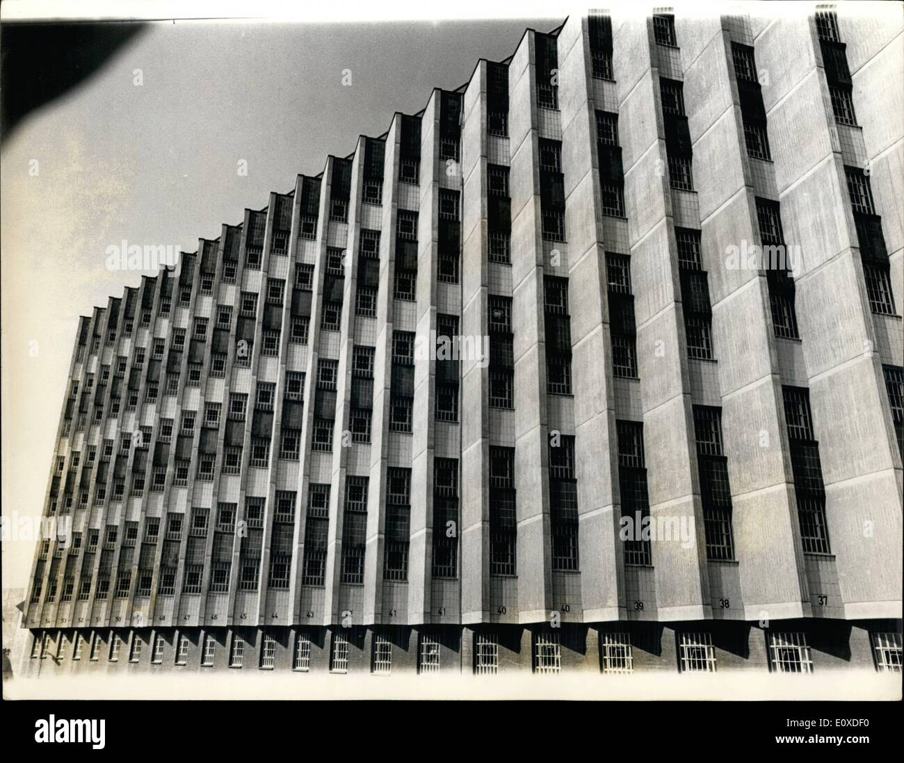 Juin 06, 1966 - la prison où les détenus n'essayez même pas à s'échapper de l'extérieur, il ressemble à un nouveau bloc d'appartements, ou un hôtel gratte ciel, avec un jardin bien entretenu et un soupçon de luxe. Mais l'entrée principale donne le jeu Passer au loin. Vingt-cinq tonnes d'acier qu'il s'agit d'annoncer l'Stanhelm Stutttgart prison. l'intérieur, le directeur dit ''en toute confiance même James Bond n'a pas pu s'échapper d'ici''. Stanhelm certainement fait bien les prisons britanniques semblent dépassées comme les stocks, car il a été construit avec toute l'habileté d'une nation qui a eu beaucoup d'expériences dans les gens jusqu'à Banque D'Images