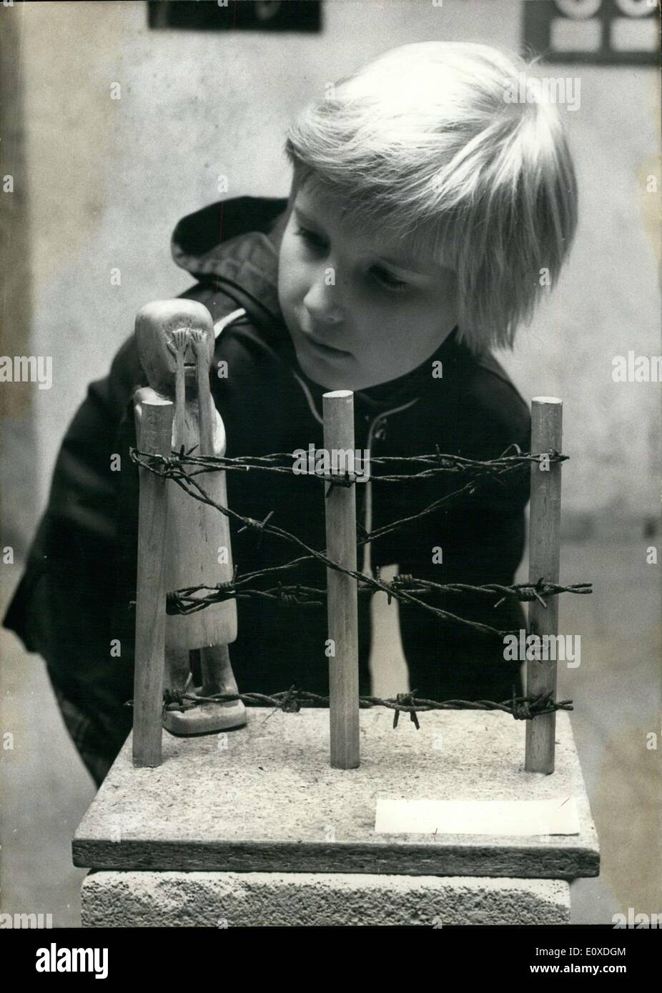 Juin 14, 1966 - Cet étudiant a créé une pièce en plastique et bois de l'art de démontrer l'indivisibilité du peuple allemand. Il faisait partie d'un concours pour les jeunes. Cette pièce a été présentée dans la Paulskirche. Banque D'Images