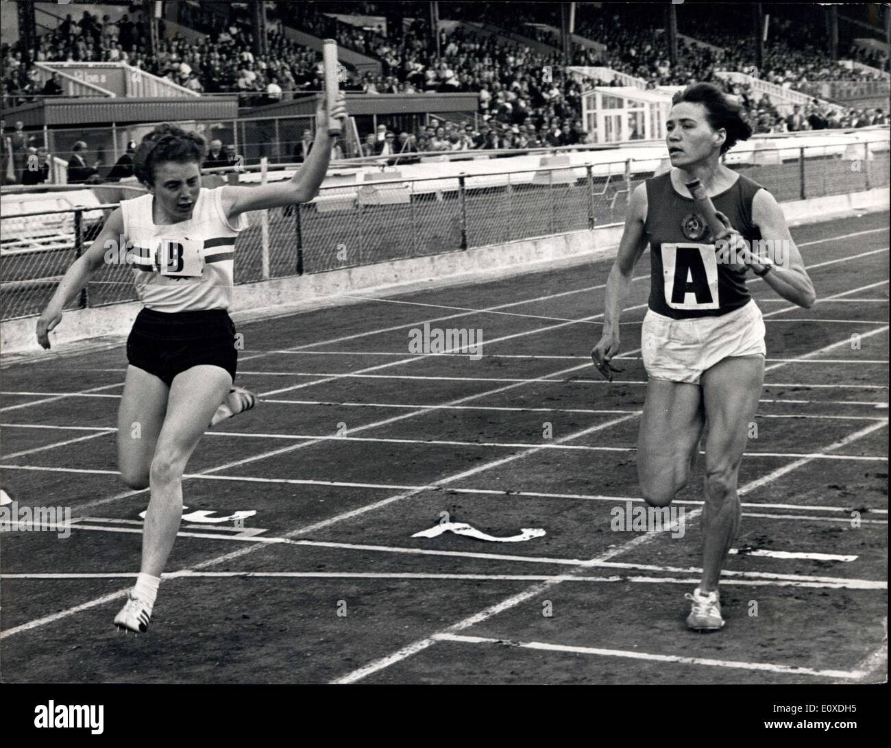Juin 18, 1966 - La Grande-Bretagne remporte 4 x 100 m (femmes) : Londres : Britain's Jill Hall (Mitcham Athletic Club) ''B'' est représenté remportant le 4 x 100 m (femmes) en 45,6 secondes de la Russie est Vyera Popkova (A) au cours de la deuxième et dernière journée de la Grande-Bretagne et d'Irlande contre la Russie match international d'athlétisme organisé par le Conseil d'athlétisme amateur britannique au White City Stadium aujourd'hui, le 18 juin. Banque D'Images