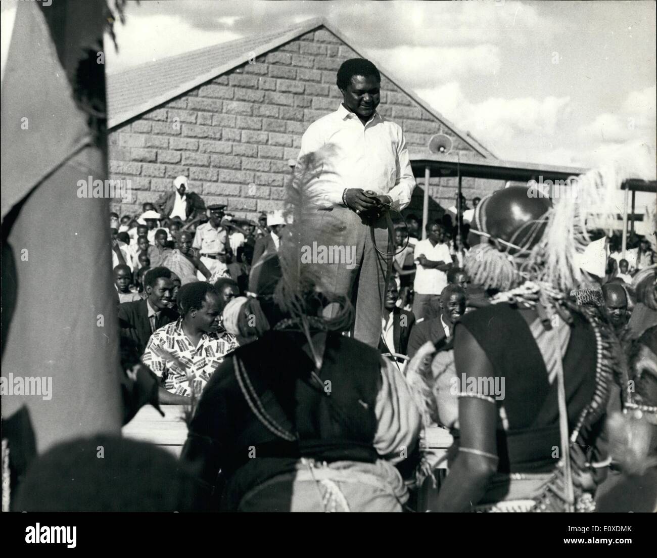 05 mai 1966 - Rassemblement à Kanu Nairobi. : des milliers de partisans du Kanu écouté en silence comme le secrétaire général du Parti et ministre de la planification économique et du développement, M. Mboya, a affirmé lors d'un rassemblement à Nairobi le samedi qu'il y avait un ''complot'' à renversé le gouvernement de M. Kenyatta. Des orateurs qui m'a fait face à un déluge de hackling de partisans de la Kenya People's Union. M. Mboya visés à l ''événements'' en Afrique au cours de ces derniers mois avec des coups militaires dans un certain nombre de membres et dans certains pays, les dirigeants étant assassiné. M. Banque D'Images