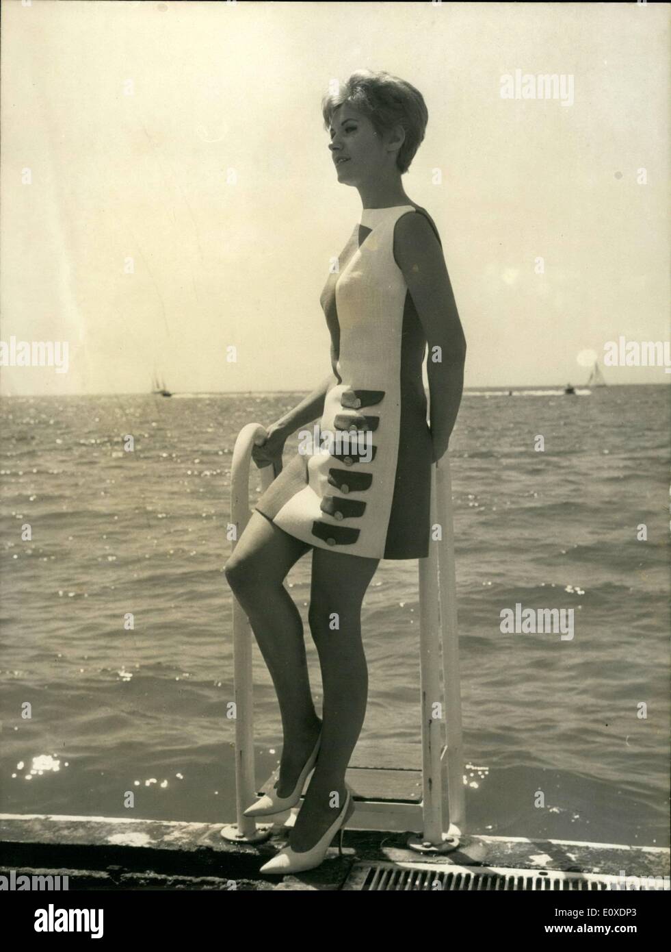 05 mai 1966 - Micky l'infortunée héritière donne à sa robe ''Héritage'' : Micky, la rivièrera héritière d'inexistant à son requfathed soi-disant fortune par une princesse égyptienne a conçu une robe qu'elle a intitulée ''Héritage'' à la mémoire de son shortslived rêve heureux. Photo montre Janine Jardin, mannequin,présente ''héritage'', la robe conçue par Micky. Banque D'Images