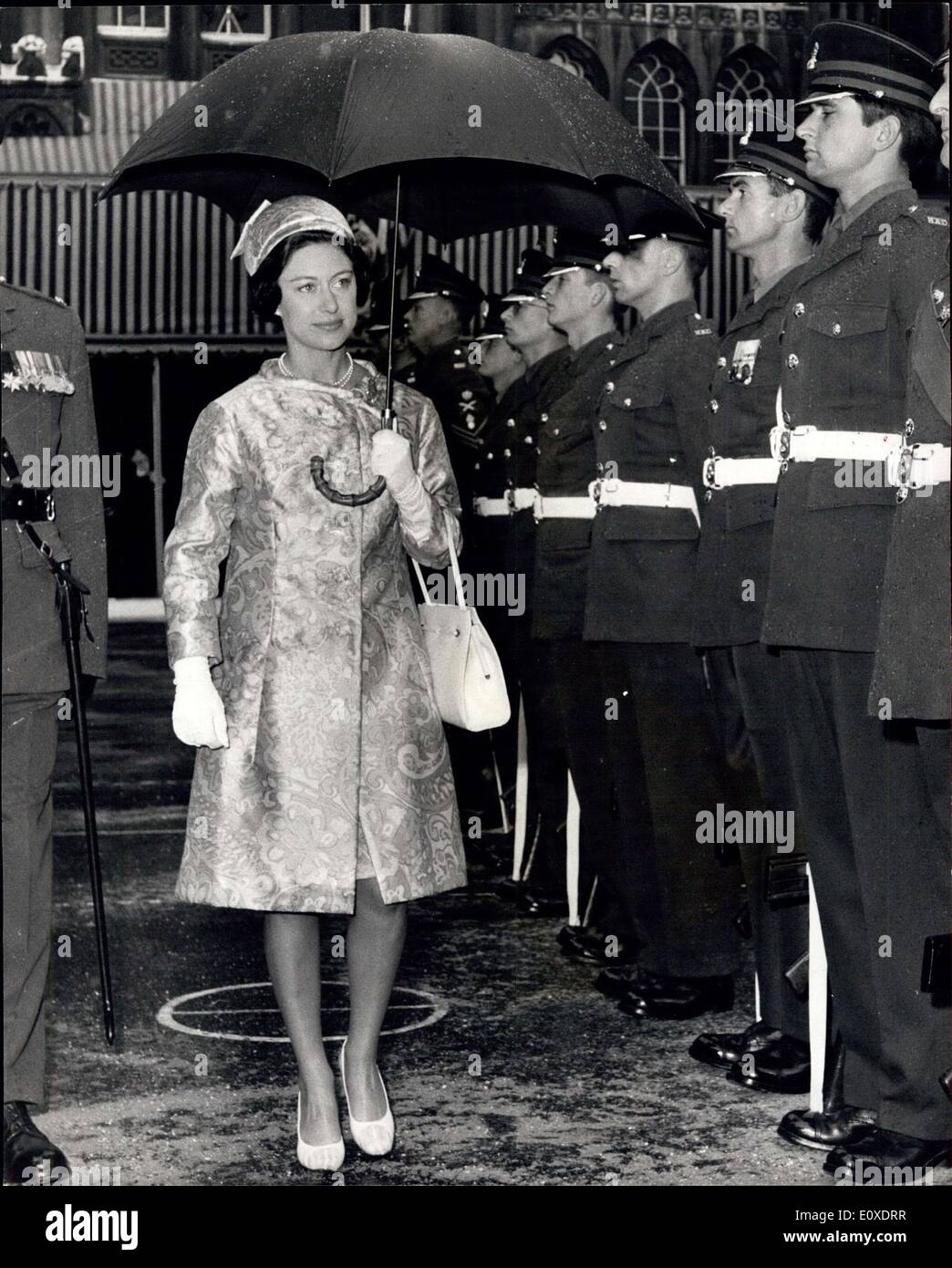 Juin 21, 1966 - La princesse Margaret reçoit la liberté de la ville de Londres. La princesse Margaret a reçu aujourd'hui la liberté de la ville de Londres au cours d'une cérémonie tenue à la Guildhall de Londres. Photo montre : holding an umbrella pour écarter la pluie La princesse Margaret en revue la garde d'honneur de l'Honorable Artillery Company en tant qu'elle est arrivée à la maison aujourd'hui. Banque D'Images