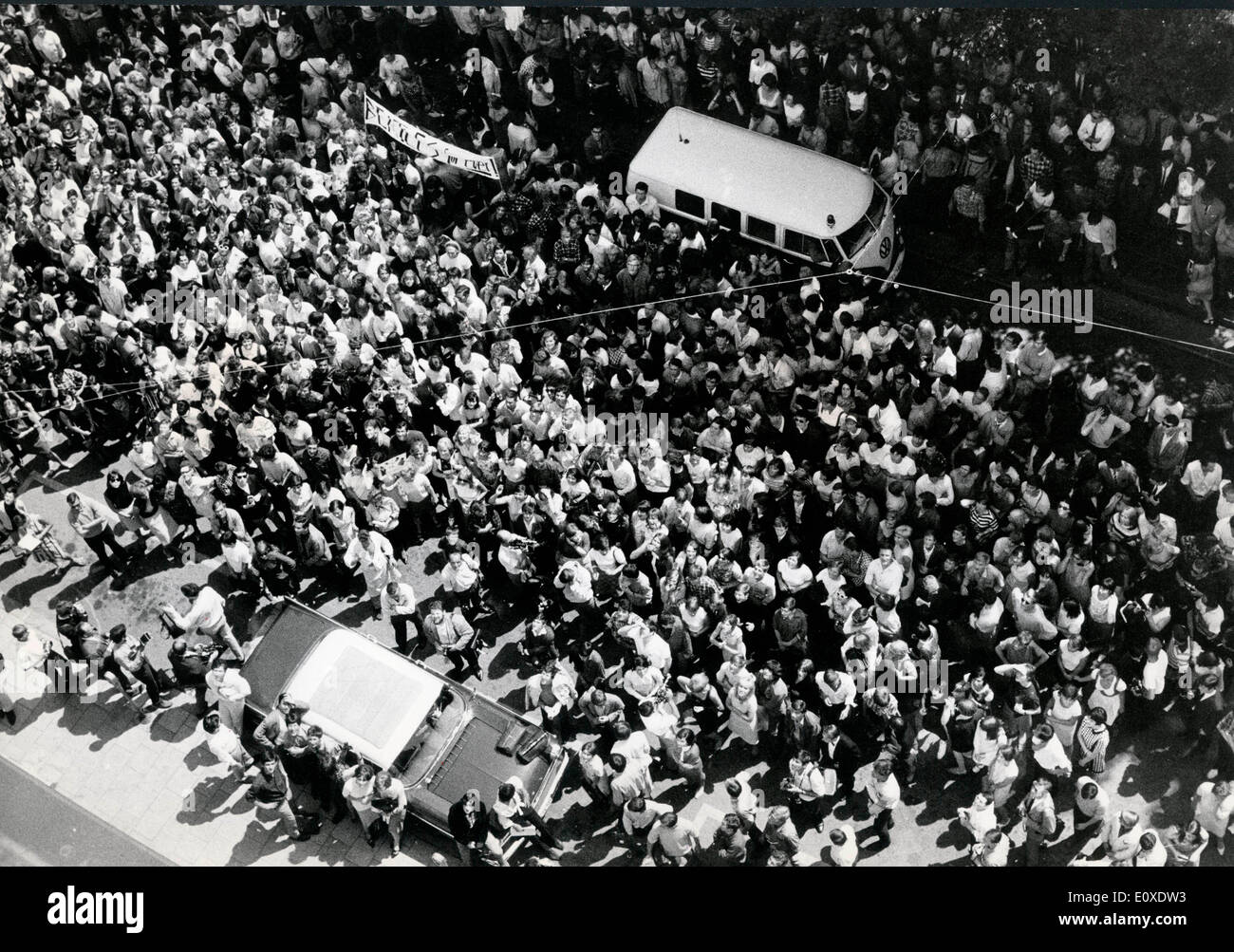 Fans attendre d'entendre les Beatles à 'la Couronne de cirque Bau' Banque D'Images