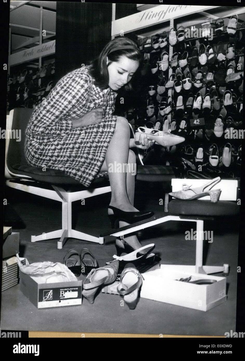 Juin 25, 1966 - Berlin actrice Monika Peitsch a un faible pour les chaussures. Partout où l'actrice va elle a pour vérifier les magasins de chaussures. Ses chaussures à la maison est déjà trop rempli ! Elle est photographiée à Berlin, où elle est de filmer un nouveau film Edgar-Wallace. Bien sûr, elle est shoe sur son temps libre. Banque D'Images