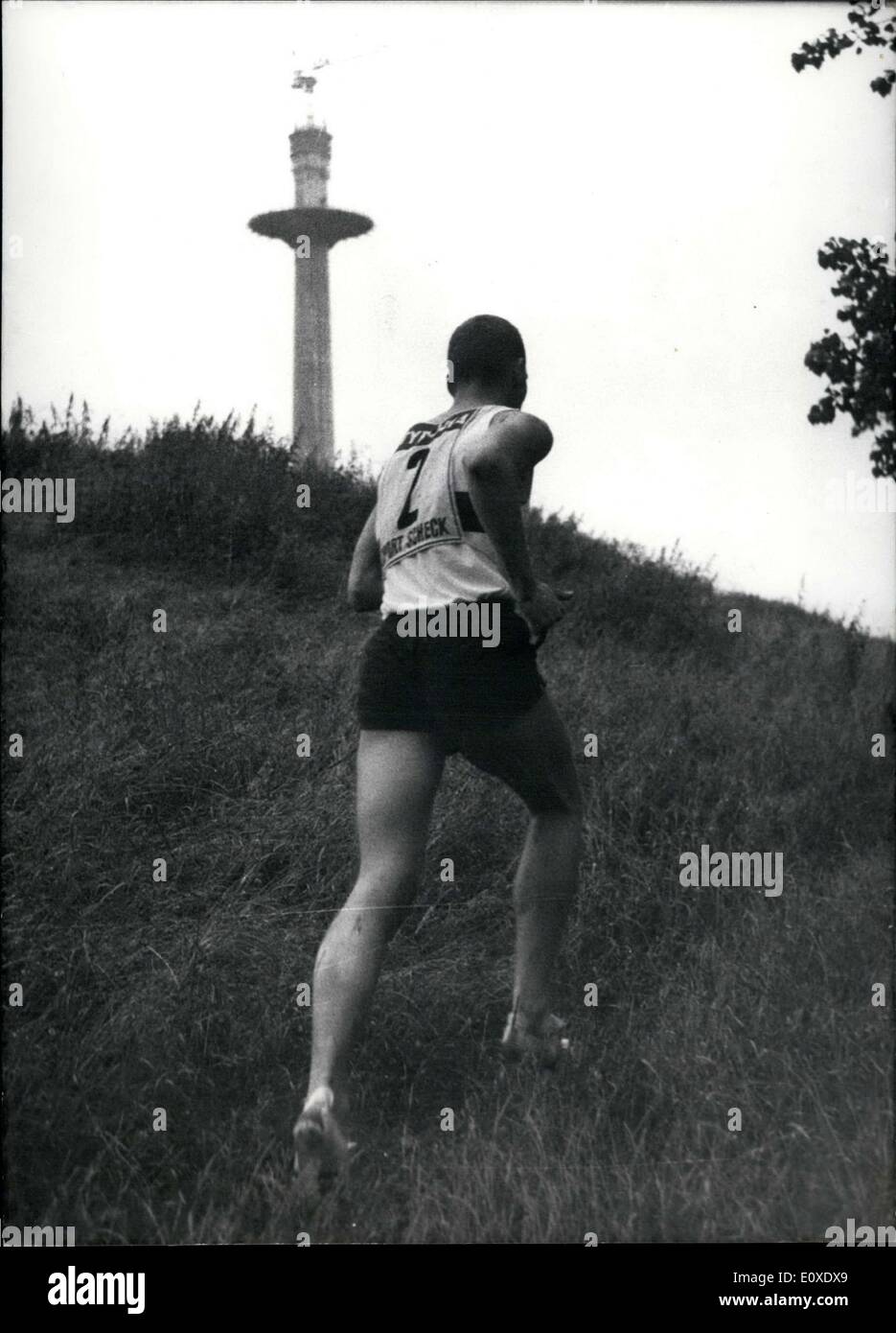 Juin 28, 1966 - Les premiers Jeux Olympiques pour les Jeux Olympiques de Munich a été testé aujourd'hui par l'Association des sports de Bavière. Le cours est le 4 000m distance à proximité de pentathlon Oberwiesenfeld(Parc olympique) à Munich. Ce tronçon a chaque niveau de difficulté nécessaire pour une course : courbes, dégradés, et des fossés. Notre photo montre le Fraundurfer pentathlète bavarois, qui a couru le 4000 m en 14:00. Banque D'Images