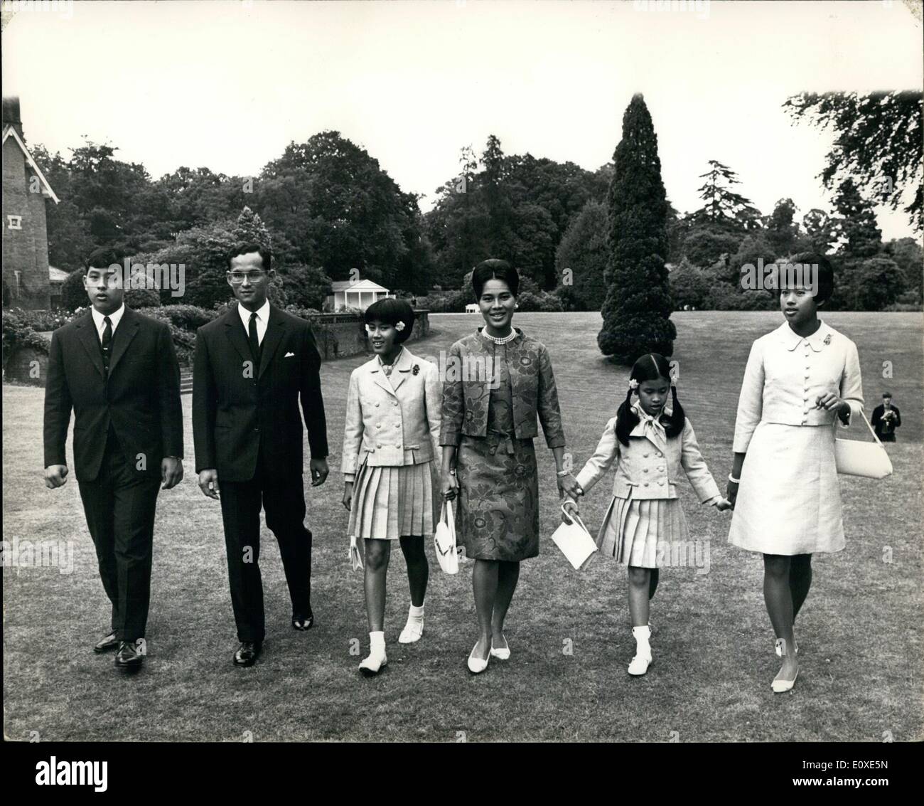 Juillet 07, 1966 - La Thaïlande Royals à leur Rhumibol Sunninghill résidence : Roi et de la Reine Sirikit de Thaïlande ici en visite privée, et les quatre enfants, ont été aujourd'hui à la maison de la presse à l'occasion de leur résidence à Sunninghill, Berkshire. Photo montre la famille royale de Thaïlande balade dans les jardins à leur domicile aujourd'hui. (L à R) Prince Vajiralongkorn, 14 ; le Roi Bhumibol ; la Princesse Sirindhorn, 11 ; la princesse Chulabhorn, Queen Sirikit, 9 ; et la Princesse Ubol Ratana, 15. Banque D'Images