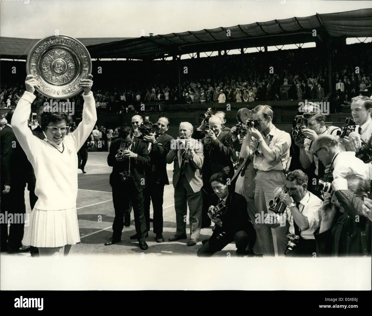 Juillet 07, 1966 - L'Amérique - Billie Jean King remporte le simple dames finale à Wimbledon. America's Billie-Jean King est devenu le Banque D'Images