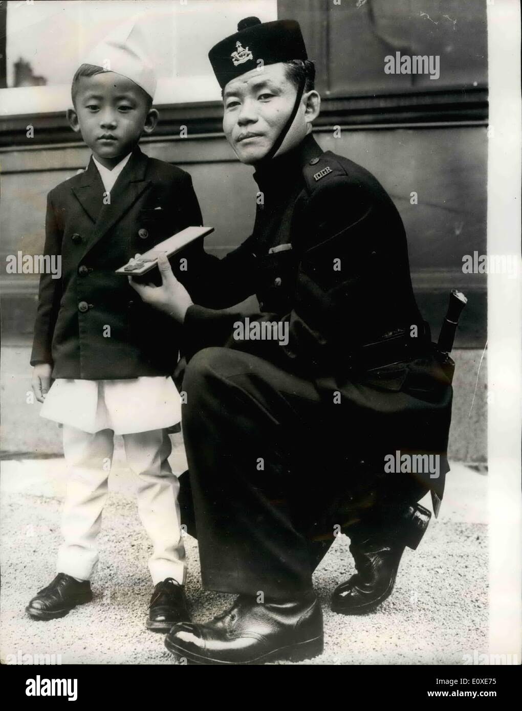 Juillet 07, 1966 - 1510 Se V.C. et fils : Bhakta Bahadur, 5, pose fièrement avec son célèbre père Gurkha,L/Cpl. Rambahadur Limbu dans l'avant-cour du palais de Buckingham, où plus tôt aujourd'hui Limbu a été décoré de la Croix de Victoria par S.M. la Reine. Limbu du 10e. Princess Mary's own Gurkha Rifles, reçu le V.C. pour bravoure effectué sur 25. Novembre 1965 au Sarawak. Une certaine tristesse d'aujourd'hui l'occasion gâchée pour les Bhakta et son père, Mme Limbu est mort il y a quelques mois. Banque D'Images