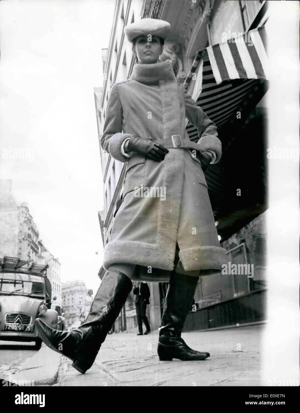 Juillet 07, 1966 - La mode française - style russe. : célèbre couturier, Scherrer, a conçu cet hiver manteau en velours côtelé orange sanguine, ourlé à fourrure fur hat de match. il est porté sur une mini jupe, avec genou-hautes bottes de style russe. Banque D'Images