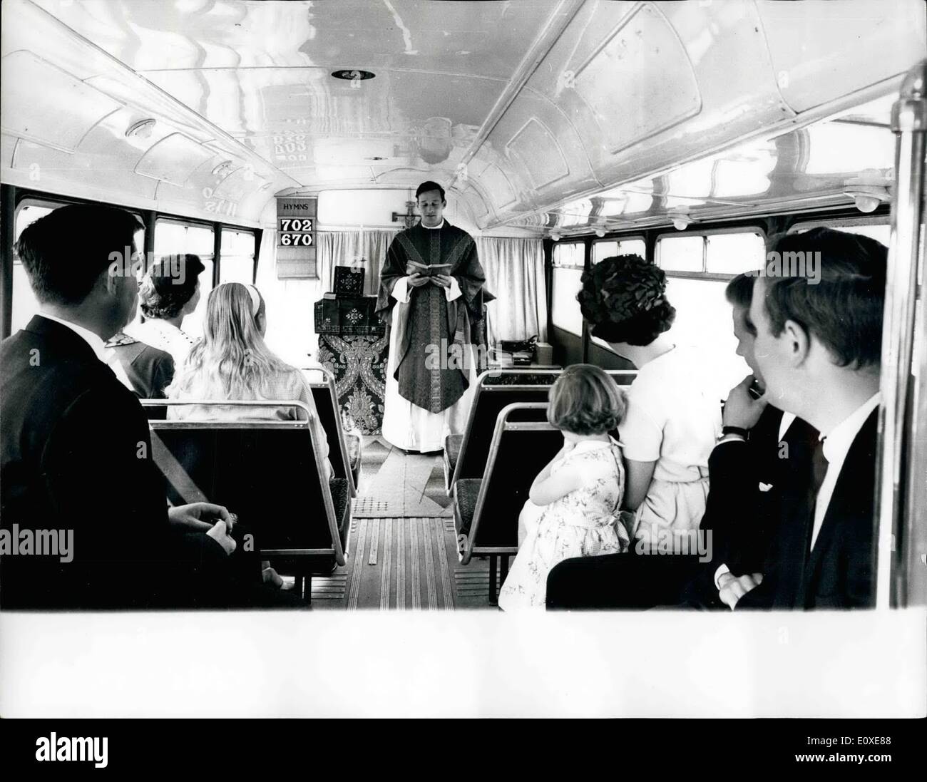 Juillet 07, 1966 - Service de l'Église En Bus : un des services de l'église dans un bus a eu lieu hier à Adover. Elle a été faite par un vicaire, le Rév. Bryan Apps, et réuni des gens de nouveaux ensembles immobiliers dans le Hampshire Ville qui ont, pour l'instant, pas d'église ou de la salle pour organiser les services. M. Apps, qui pensait de l'idée de convertir un vieux bus à impériale dans une église (services sur le pont inférieur ; à l'étage de l'école du dimanche) va aider les bénévoles à le conduire à partir de la succession de biens immobiliers. A l'intérieur un autel, sanctuaire, hymne, et un magnétophone pour fournir la musique pour orgue. Photo montre Banque D'Images