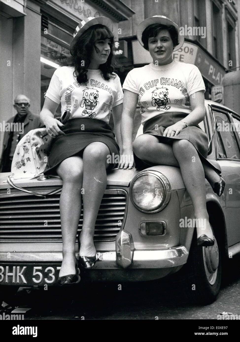 Le 09 mai, 1966 - Off pour promouvoir les ventes des produits de la coupe du monde : Une des filles membres d'une équipe qui est parti de Holborn, aujourd'hui, à promouvoir les ventes de produits de coupe du monde à travers le pays. Elle est , 20 ans, de Chiswick (à gauche) et Anna Thane, 21 ans, de promenade Tufnell Park. Banque D'Images