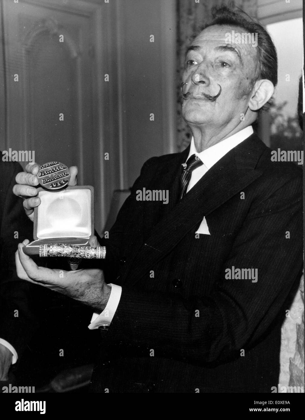 Salvador Dali après avoir reçu une médaille pour "l'amitié et de courtoisie" à l'Hôtel Meurice Banque D'Images