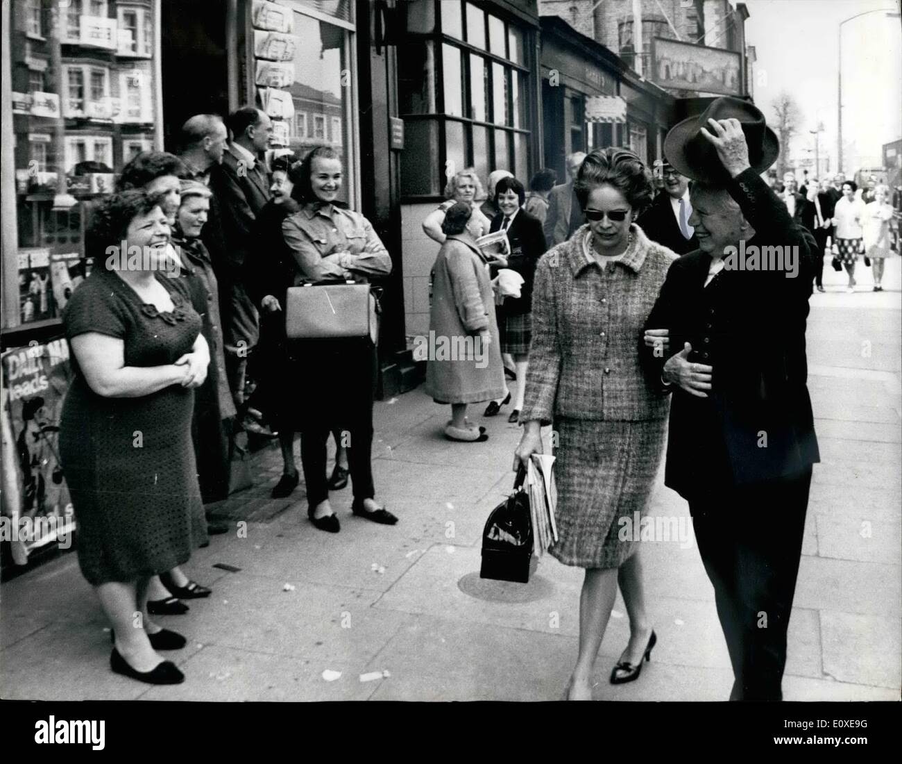 11 mai 1966 - Charlie Chaplin dans le Old Kent Road Charlie Chaplin fini de tourner sa nouvelle photo ''Une Comtesse de Hong Kong'' hier - et n se seulement une courte distance de la place à Southwark, Londres, où il est né il y a 77 ans. Les scènes finales étaient dans un entrepôt à l'Old Kent Road, à seulement deux détours du Chaplin de naissance à East Street. M. Chaplin n'a pas visiter la rue. Ha a déjà fait seul. Photo montre : Charlie Chaplin avec son épouse Oona, reconnaissant son welcome in London's Old Kent Road hier. Banque D'Images