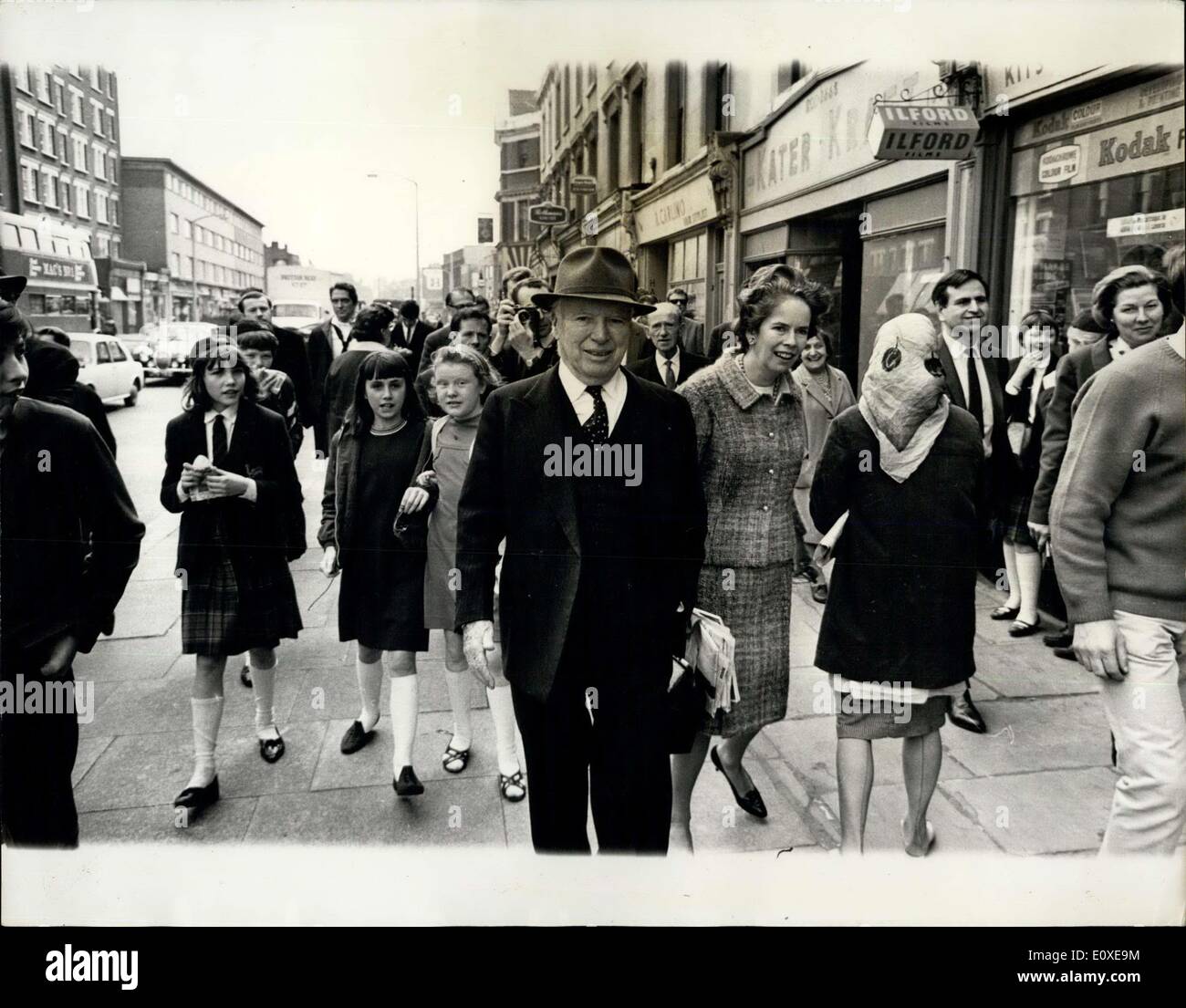 11 mai 1966 - Charlie Chaplin dans le Old Kent Road. Charlie Chaplin a terminé le tournage de son nouveau photo ''Une Comtesse de Hong Kong'' hier - et n'a que seulement une courte distance de la place à Southwark, Londres, où il est né il y a 77 ans. Les scènes finales étaient dans un entrepôt à l'Old Kent Road, à seulement deux détours du Chaplin de naissance à East Street. M. Chaplin n'a pas visiter la rue - il a déjà fait, seul. Photo montre :- Charlie Chaplin, avec son épouse Oona, représenté à la London's Old Kent Road hier. Banque D'Images