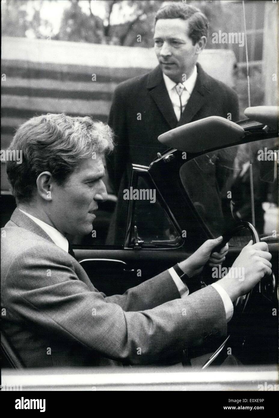 11 mai 1966 - en photo, c'est George Segal(dans la voiture) au cours d'une scène du film ''The Quiller Memorandum,'' qui a filmé à Berlin. D'autres acteurs dans le film : Sir Alec Guinness et Senta Berger. Banque D'Images