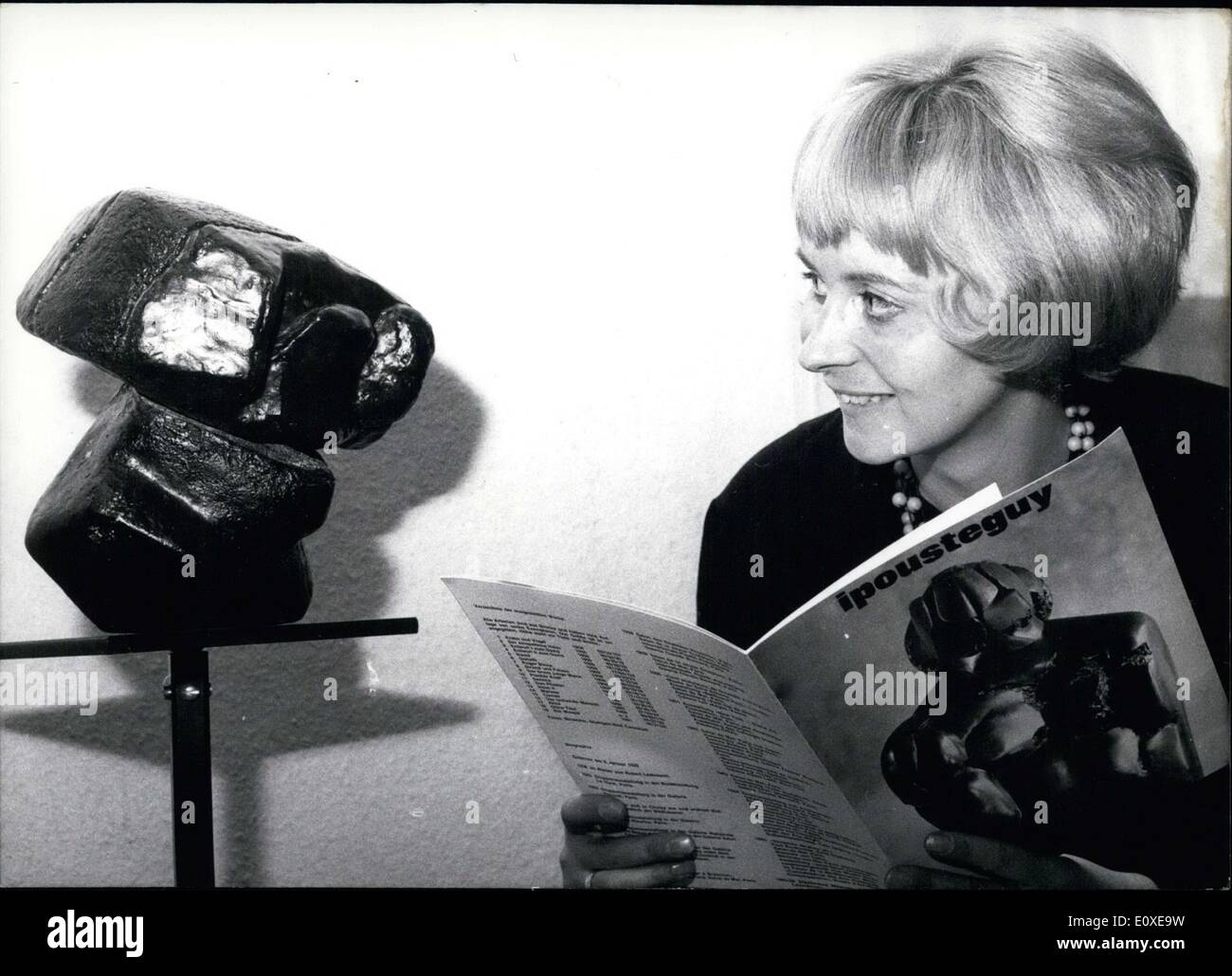 11 mai 1966 - Sur la photo est le sculpteur français Jean Ipousteguy morceau du ''The Laughing Man).'' il a été exposé dans la galerie de Munich Thomas. Banque D'Images