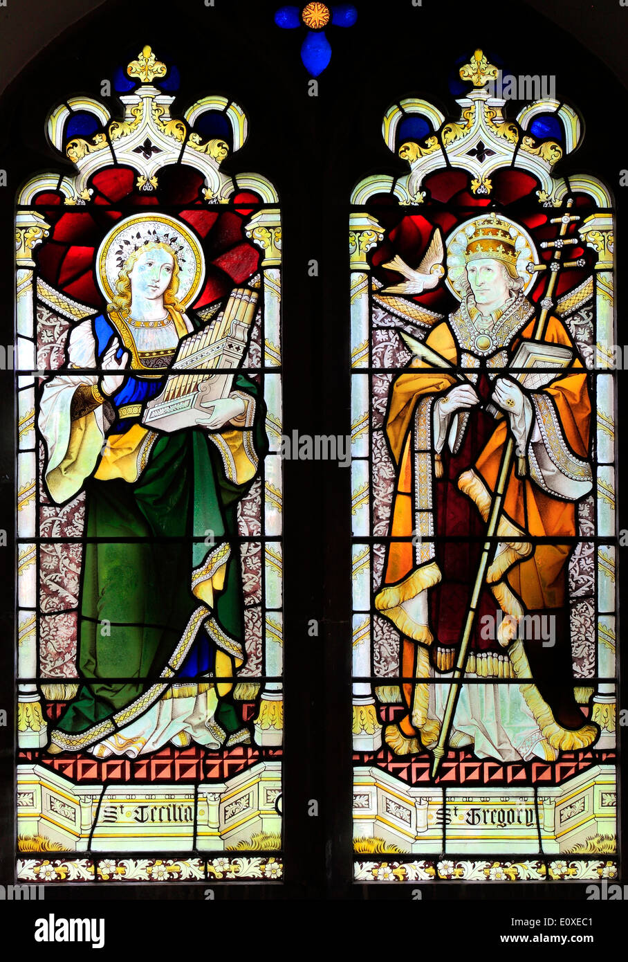 Sainte Cécile et le pape Saint Grégoire, vitrail par Heaton, Butler & Bayne, ch. 1890 West Newton, Norfolk, Angleterre, Royaume-Uni Banque D'Images