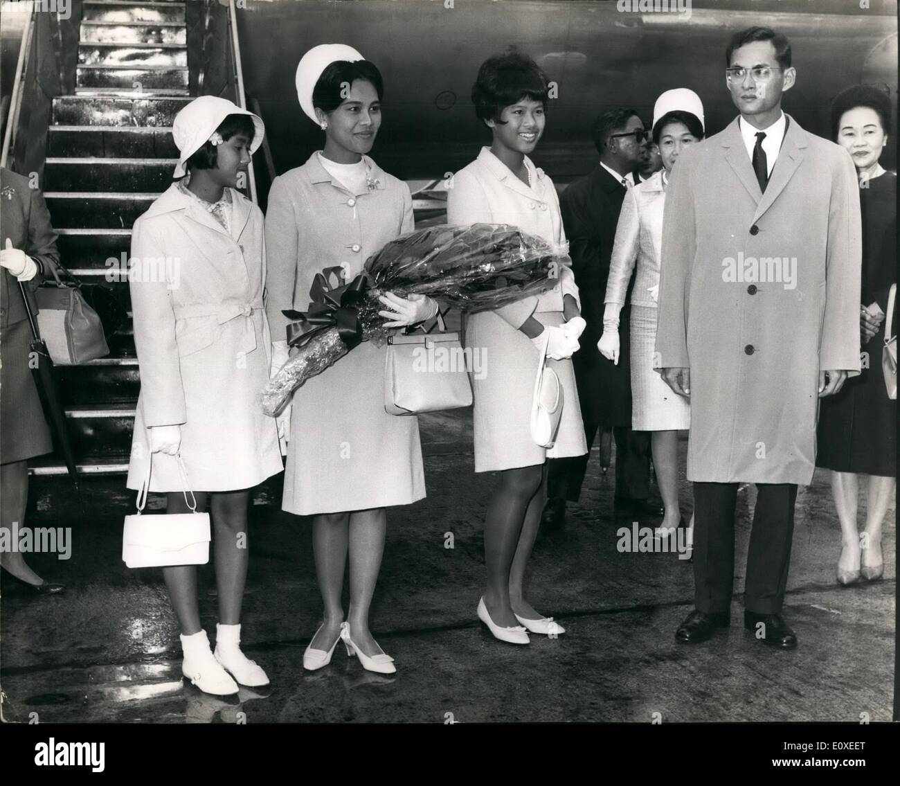 Juillet 07, 1966 - La Thaïlande Royals arrivent. Le roi Bhumibol et La Reine Sirikit de Thaïlande, avec deux de leurs filles, la Princesse Ubol Ratana, 15, et de la Princesse Sirindhorn, 11, à l'arrivée à l'aéroport de Londres aujourd'hui pour une visite privée de 10 jours. Banque D'Images
