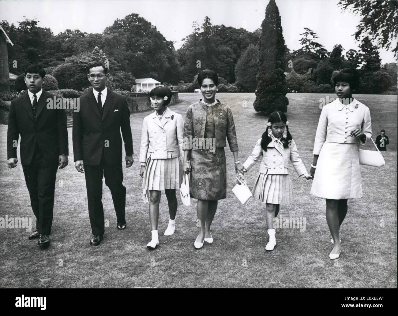 Juillet 07, 1966 - La Thaïlande Royals à leur résidence. Sunninghill Le roi Bhumibol et La Reine Sirikit de Thaïlande, ici en visite privée, et les quatre enfants, ont été aujourd'hui ''à la maison'' à la presse lors de leur résidence à Sunninghill, Berkshire. Photo : Keystone montre la famille royale de Thaïlande marcher dans le jardin de leur résidence d'aujourd'hui. (L à R) : Princess Vajiralongkorn, 14;le Roi Bhumibol ; la Princesse Sirindhorn, 11 ; la princesse Chulabhorn ; Queen Sirikit, 9 ; et la Princesse Ubol Ratana, 15. Banque D'Images