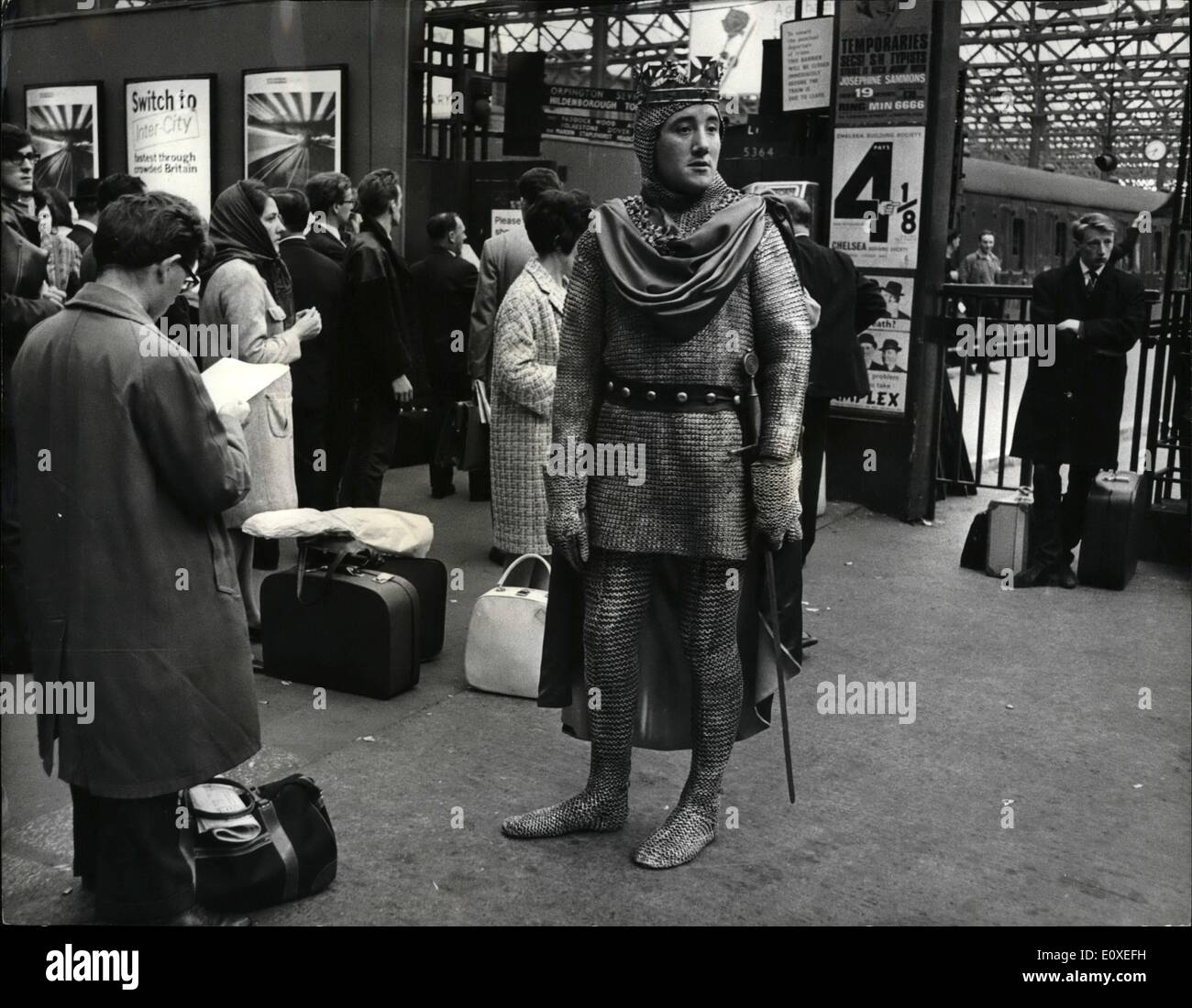 Juillet 07, 1966 - un chevalier sur la gare de Charing Cross. Certains, il y a 900 ans Guillaume le Conquérant a atterri à Hastings, en l'année 1066. Cette année Hastings sont titulaires d'un requiem de la défaite de 1066. Donc, 25 ans Norman McGOWAN, en pleine vitesse, Norman a pris la manière facile d'obtenir à Hastings en train de Charing Cross et non pas comme William le Conquérant qui sont arrivés par beat. PHOTO MONTRE : NORMAN McGOWAN, vu l'attente de la gare de Hastings au Charing X gare hier soir. Banque D'Images