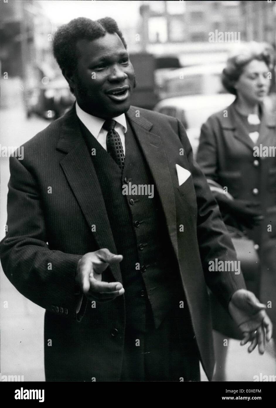 Juillet 07, 1966 - Kwesi Armah semble le tribunal aujourd'hui : Kwesi Armah, ancien haut commissaire à Londres, a été arrêté hier soir, quelques heures après avoir été libéré de prison par la Chambre des Lords. Il a été emmené au poste de police de Bow Street et placés en détention provisoire pour une comparution en cour aujourd'hui sur une accusation tiré d miappropriation les fonds du gouvernement du Ghana. Mais plus tard, Armah a été de nouveau libéré. M. George Calthorpe, Armah, l'avocat a demandé à M. le juge Roskill dans son cabinet dans le temple la nuit dernière. Quelques minutes plus tard M. Calthorpe dit : ''Le juge a mis en liberté provisoire pour M. Armah Banque D'Images