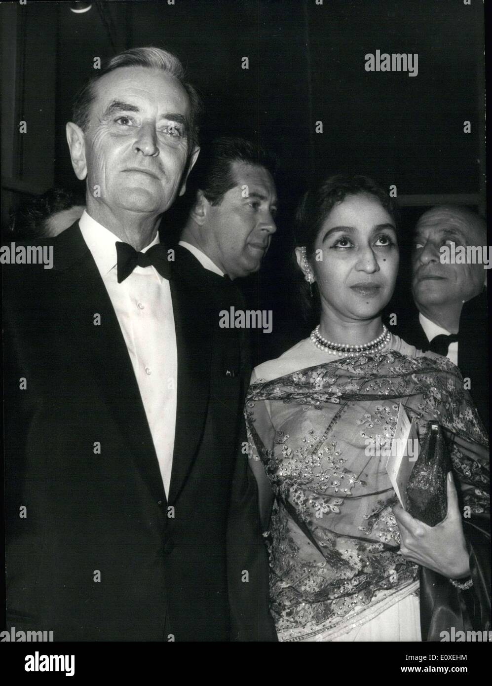 21 mai 1966 - Voici une photo de David Lean et Mme Omar Sharif au cours d'une réception à la 20e Festival de Cannes. Banque D'Images