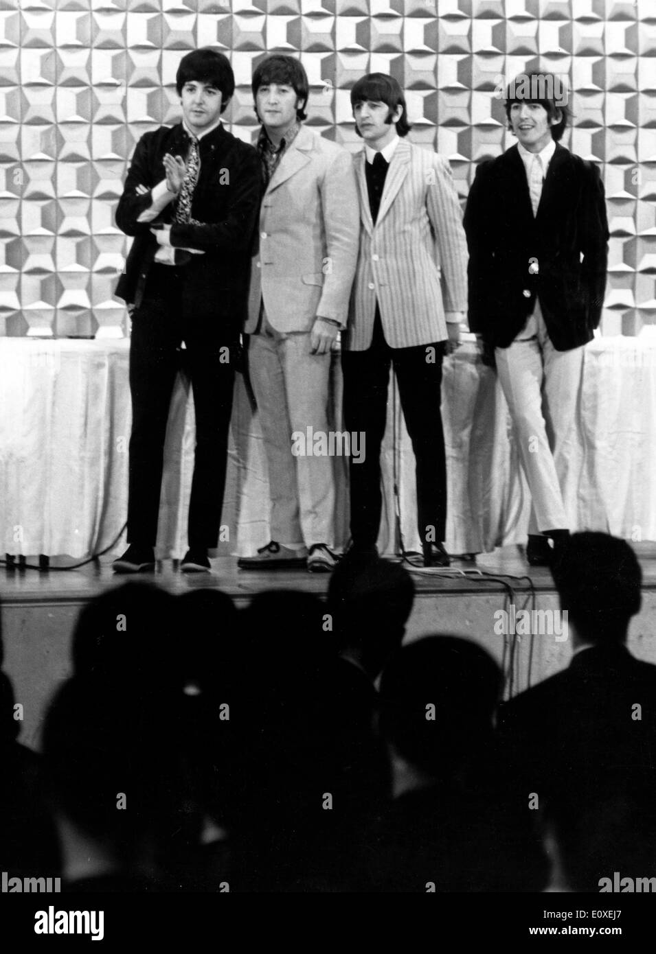 Les Beatles lors d'une conférence de presse à Tokyo Banque D'Images