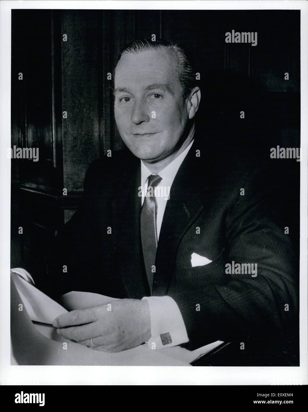 08 août 1966 - Anthony Greenwood nouvelle Ministre du logement dans le cabinet britannique dans son bureau cet après-midi. Hier soir, M. Wilson a remanié son Cabinet et M. Greenwood, qui a été ministre de Développement d'outre-mer est devenu le nouveau ministre du Logement. Banque D'Images