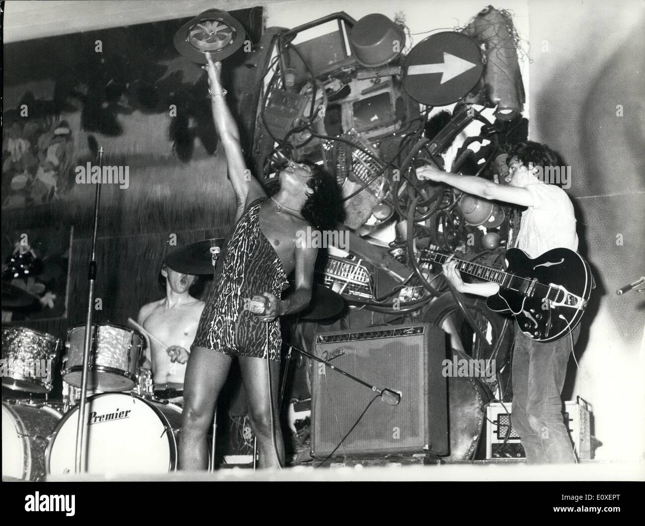 Juillet 07, 1966 - Un chanteur, Lord Sutch, chante à Rome pour quelques jours. Comme il est connu ce chanteur, à distingué, est vêtu d'un tissu de son particulier. Photo montre une caractéristique de son interprétation au Piper Club à Rome. Banque D'Images